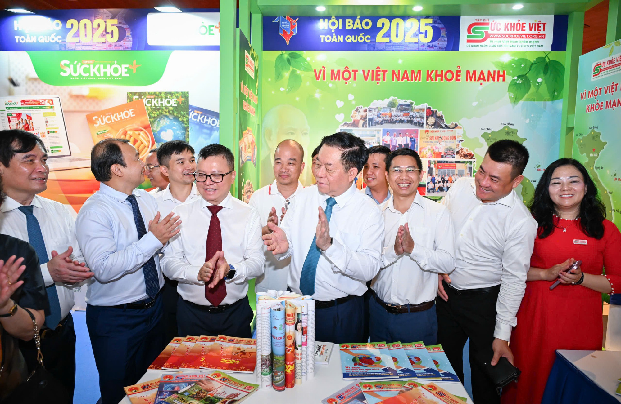 Các đại biểu tham quan gian trưng bày của Tạp chí Sức khỏe Việt. 76e739d564a4d3fa8ab5.jpg