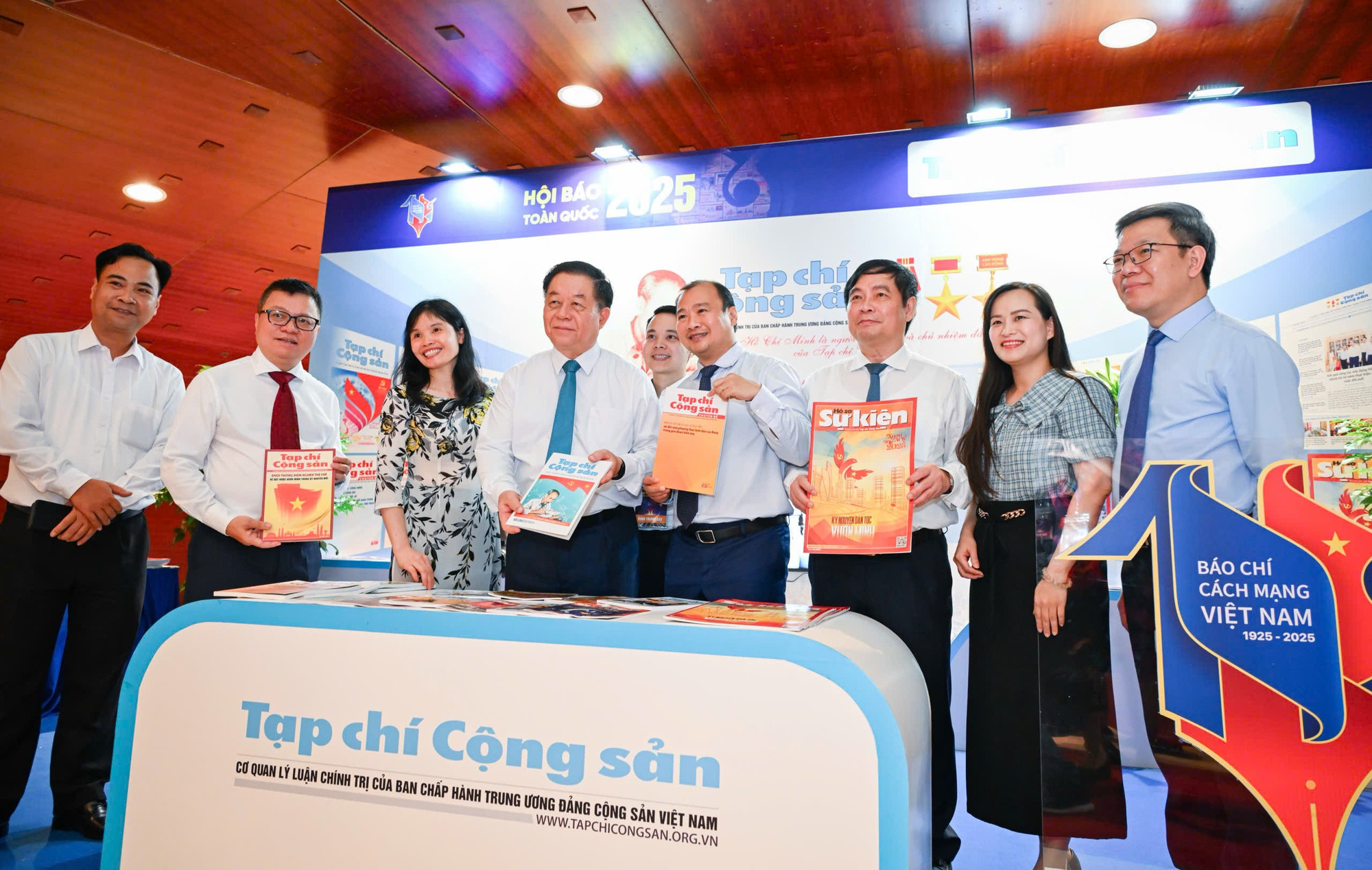 Các đại biểu tham quan gian trưng bày của Tạp chí Cộng sản. f1e0c229e05857060e49.jpg