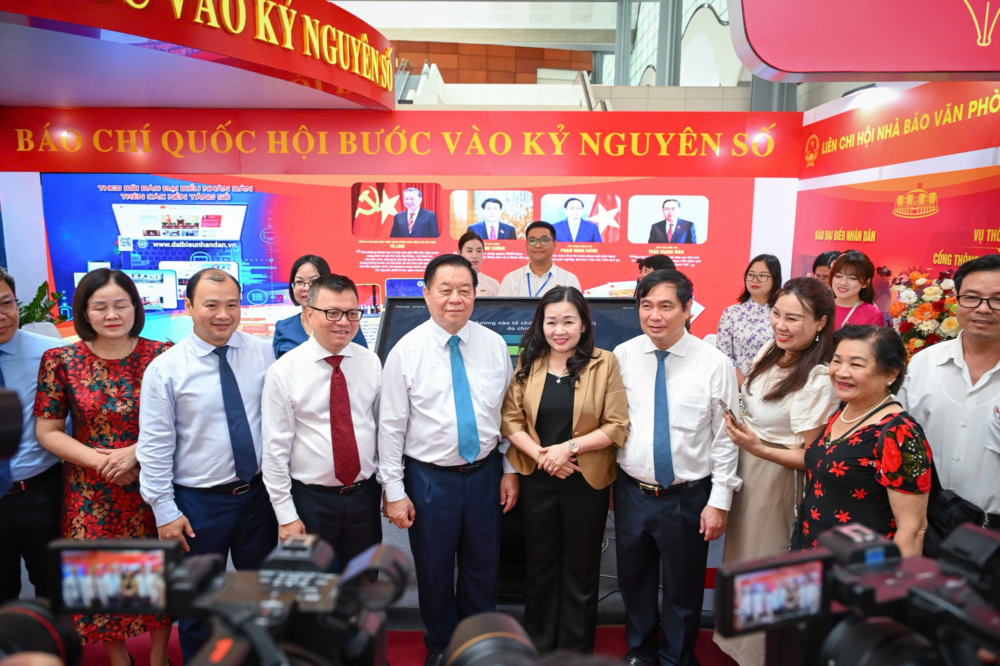 Các đại biểu tham quan gian trưng bày của Báo Đại biểu Nhân dân. 954c9877f00647581e1727.jpg