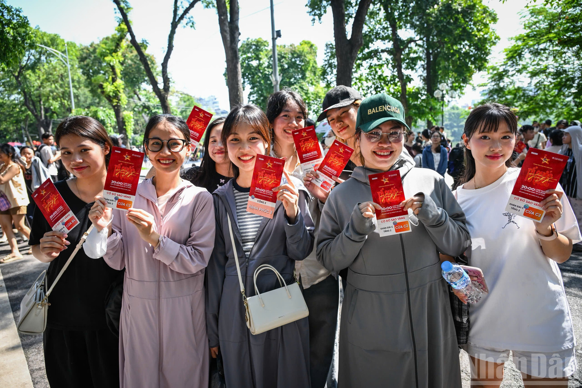 Chung niềm mong mỏi được tham dự chương trình, một nhóm sinh viên đến từ các trường Đại học Luật Hà Nội, Thương mại, Ngoại thương, FPT đã kết nối qua mạng xã hội Threads và hẹn nhau cùng đến nhận vé. ndo_br_14.jpg