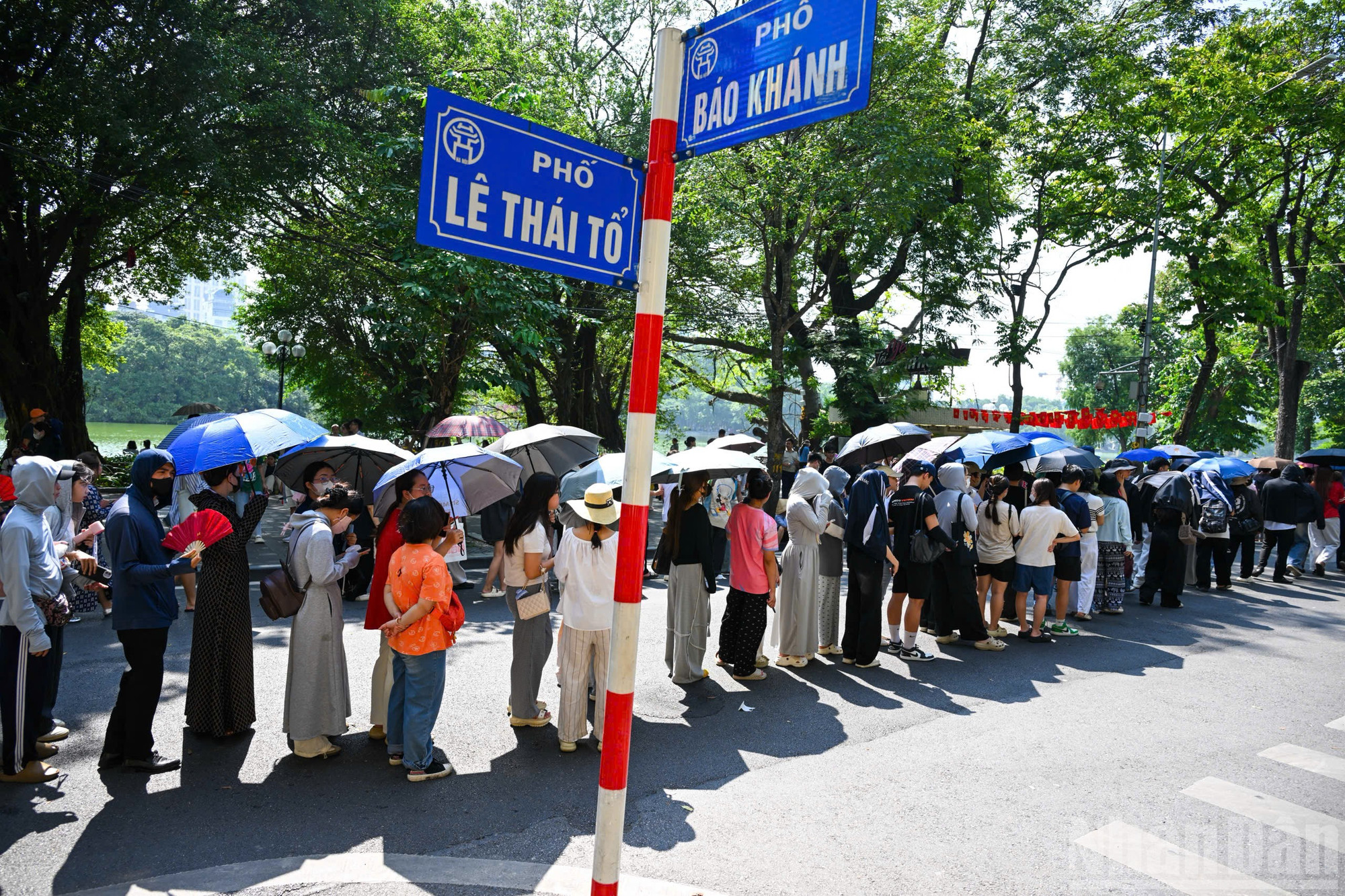 Tại ngã tư phố Lê Thái Tổ và Bảo Khánh, dòng người nối dài trong trật tự, kiên nhẫn chờ đến lượt nhận vé. ndo_br_2.jpg