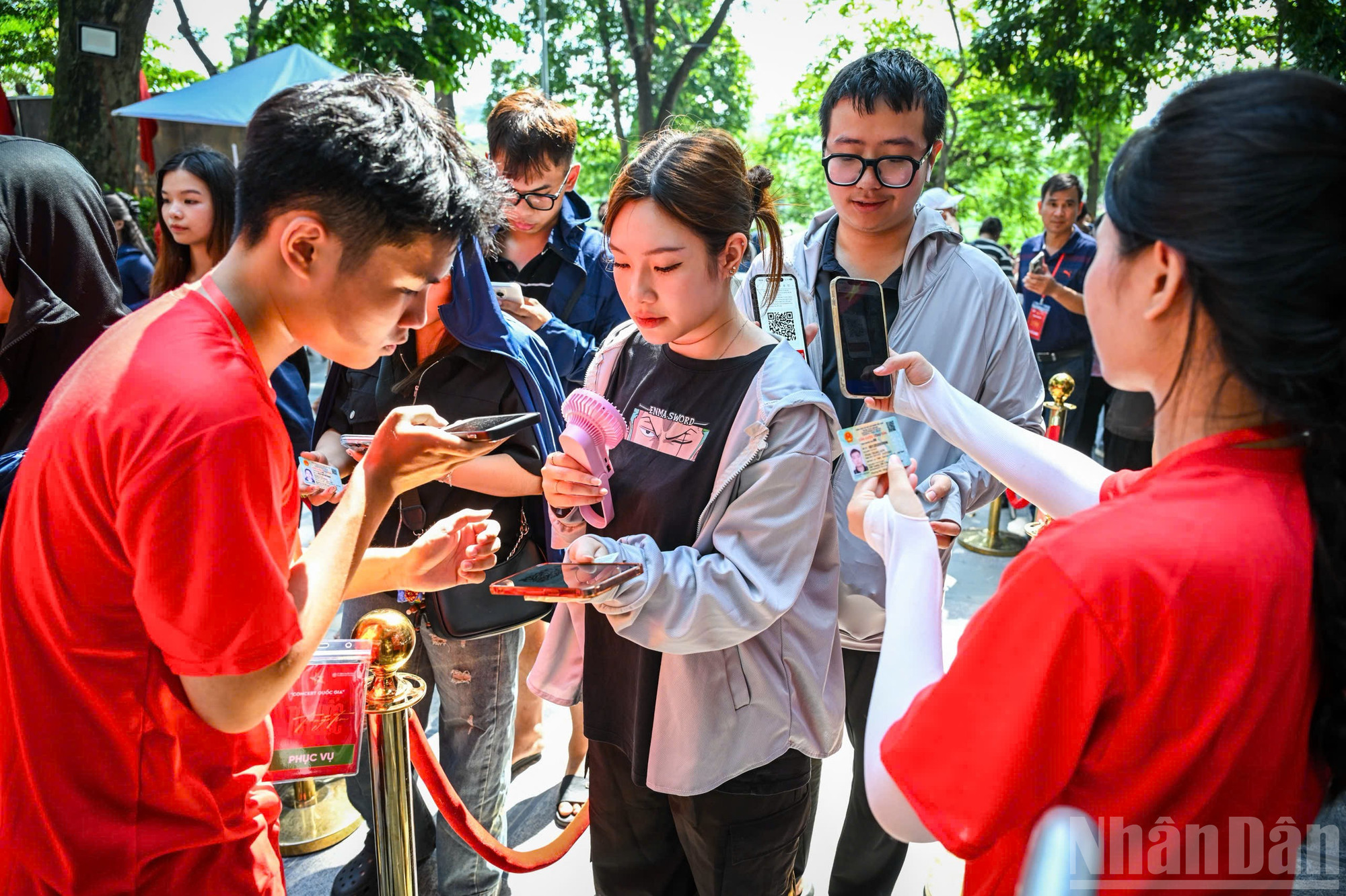 Đảm nhận nhiệm vụ hỗ trợ phát vé tại chương trình “Tổ quốc trong tim”, các bạn tình nguyện viên có mặt từ rất sớm chuẩn bị công tác tổ chức. ndo_br_5.jpg