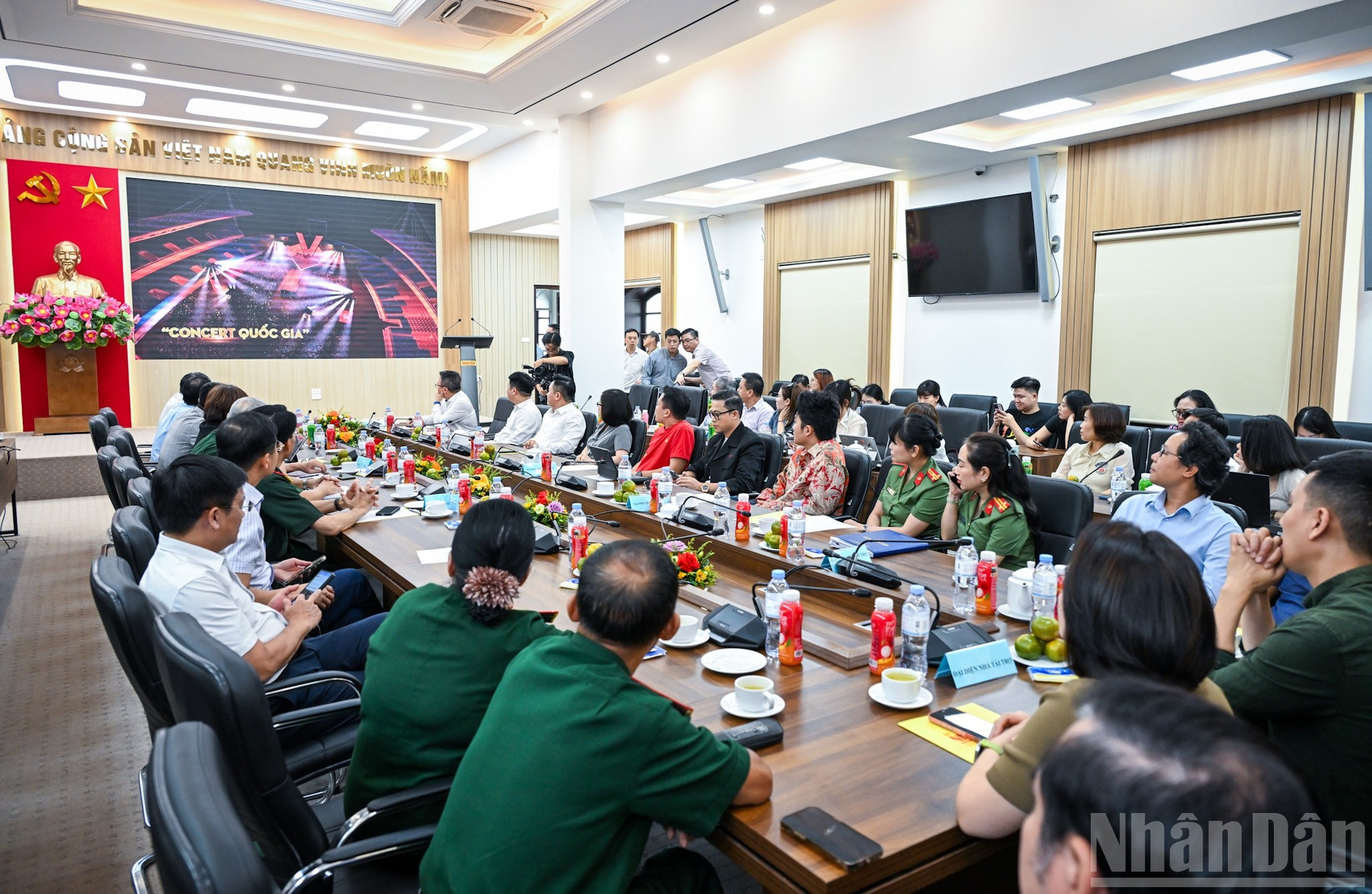 Trình chiếu video clip giới thiệu về chương trình nghệ thuật “Tổ quốc trong tim”. ndo_br_4.jpg