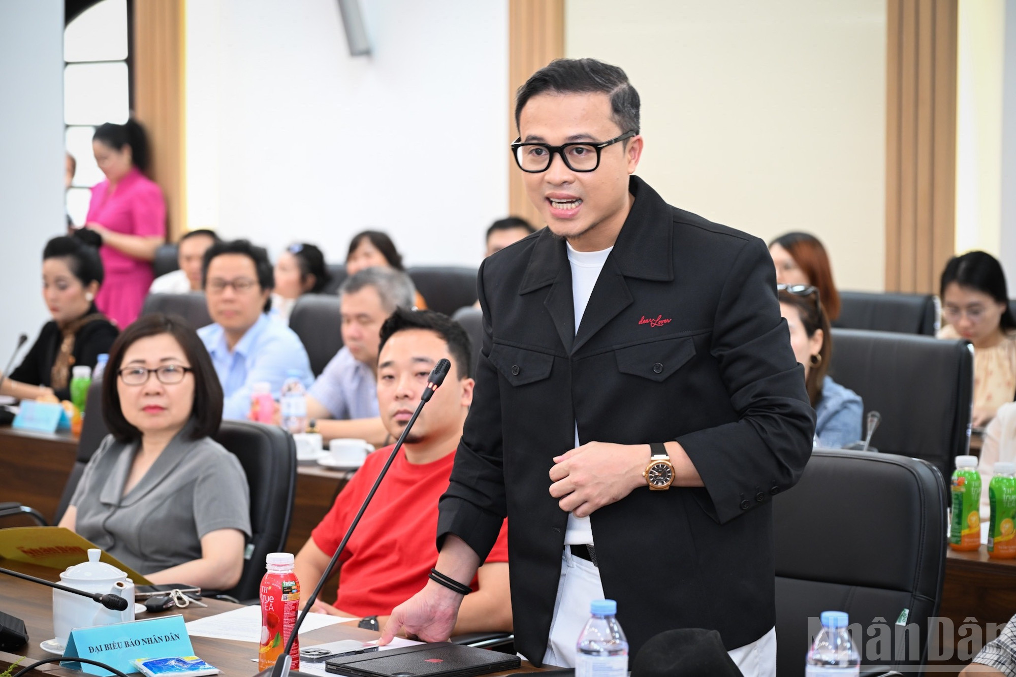 Tổng đạo diễn chương trình Đặng Lê Minh Trí trả lời câu hỏi của báo chí về chương trình. ndo_br_11.jpg