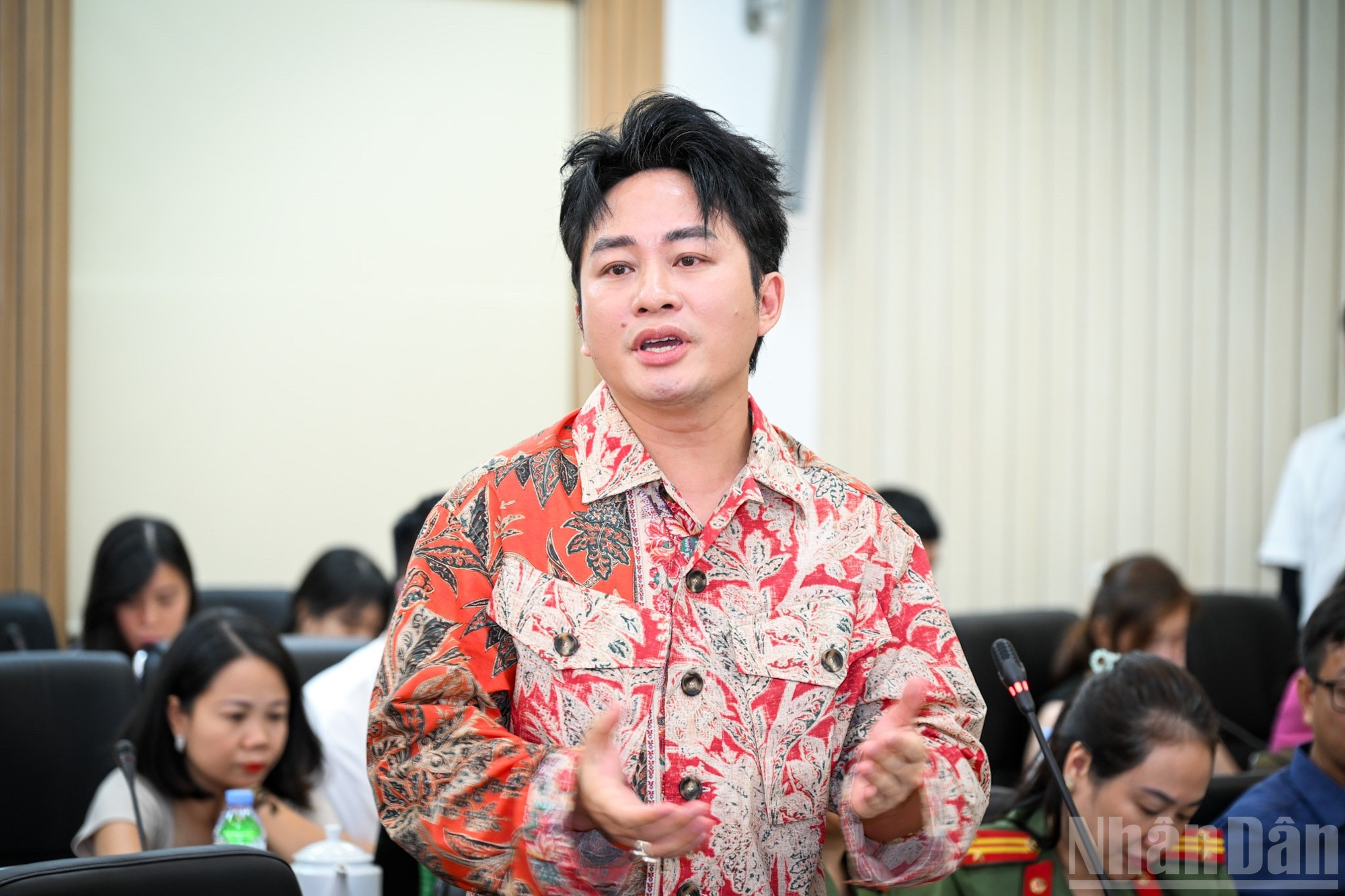 Ca sĩ Tùng Dương bày tỏ niềm vinh dự và tự hào khi được tham gia biểu diễn tại chương trình “Tổ quốc trong tim”. ndo_br_10.jpg