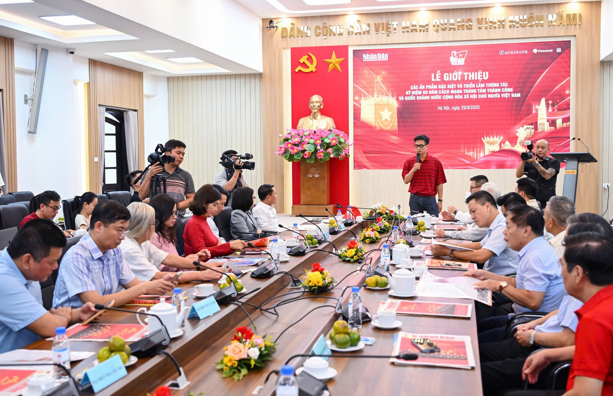 O artista Kim Duan, responsável pelo desenho e design do suplemento de 2 de setembro, disse que esta publicação tem como objetivo retratar uma imagem do presidente Ho Chi Minh que seja historicamente precisa e próxima dos pensamentos do povo, com formas evocativas e uma aparência geral harmoniosa. z6957901304115-076efb40b7227206308d052747414159.jpg