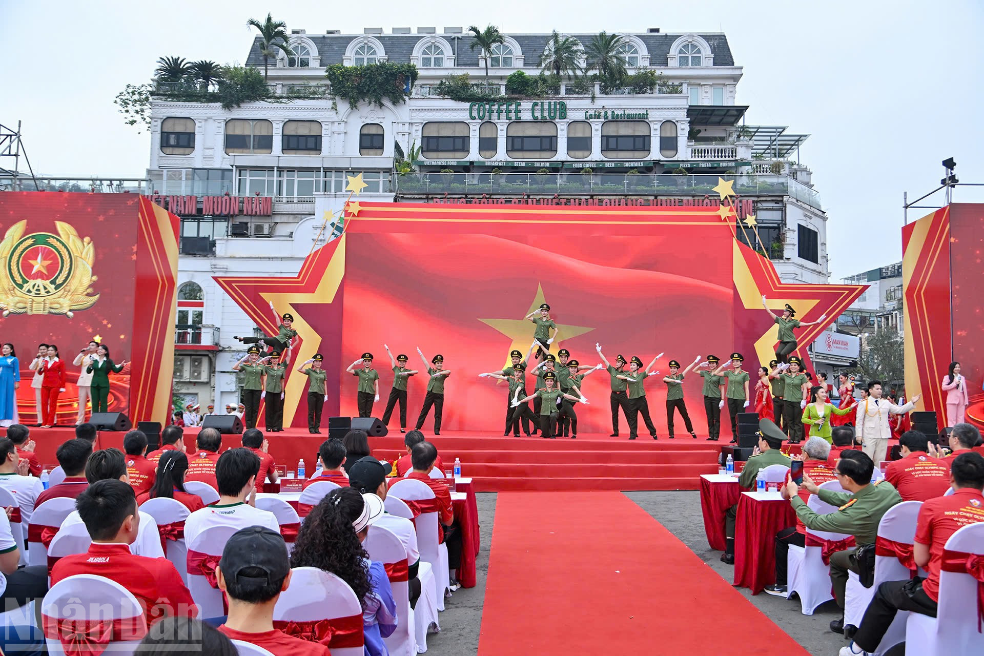 Chương trình văn nghệ do các chiến sĩ Công an nhân dân trình diễn.