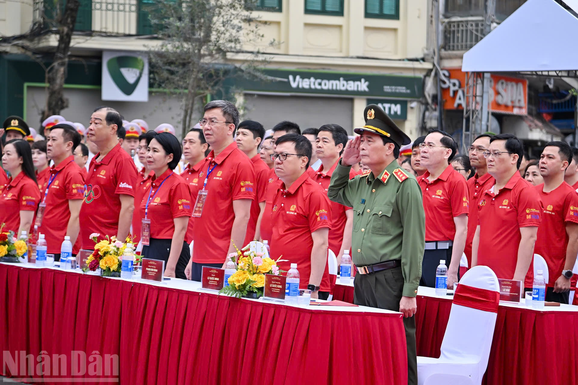 Các đại biểu cùng người tham dự thực hiện nghi thức chào cờ tại Lễ khai mạc Ngày chạy Olympic: Vì sức khỏe toàn dân-Vì an ninh Tổ quốc năm 2026.