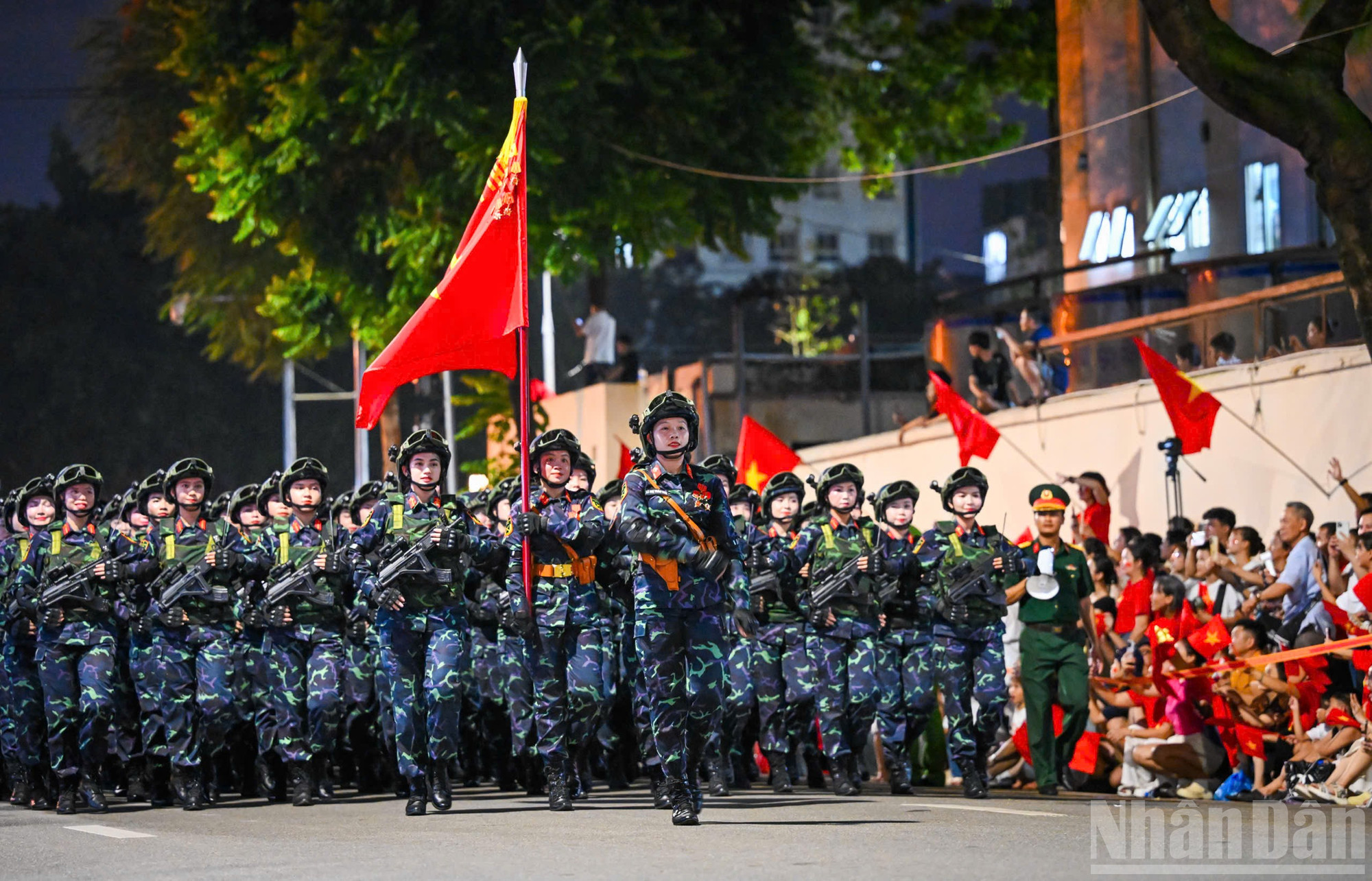 Khối nữ chiến sĩ biệt động với trang phục tác chiến gọn gàng, bước chân đều đặn, ánh mắt kiên nghị, toát lên hình ảnh vừa mềm mại, duyên dáng vừa kiên cường, bất khuất. ndo_br_z6931258973125-16f4785628e39a6eab5ee8b155a7b62a.jpg