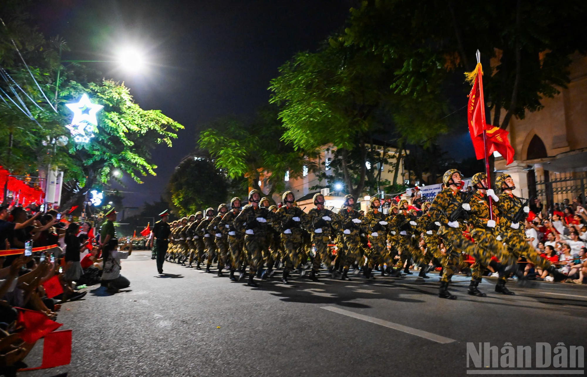 Khối chiến sĩ đặc công sải bước. ndo_br_z6931259157145-3e817d74708b74540669dcc524638e20.jpg