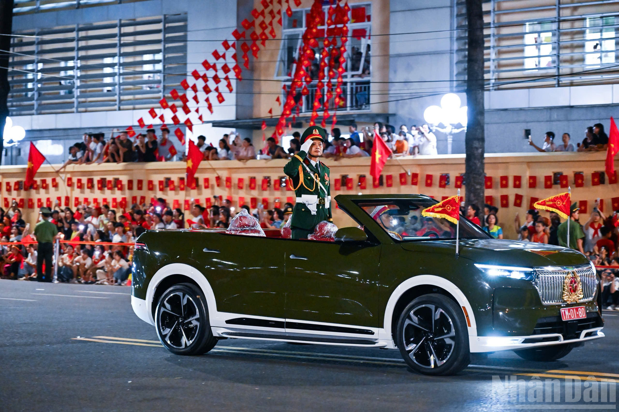Xe chỉ huy. ndo_br_z6931217053939-505d663d3fd473075456281e3f866e22.jpg