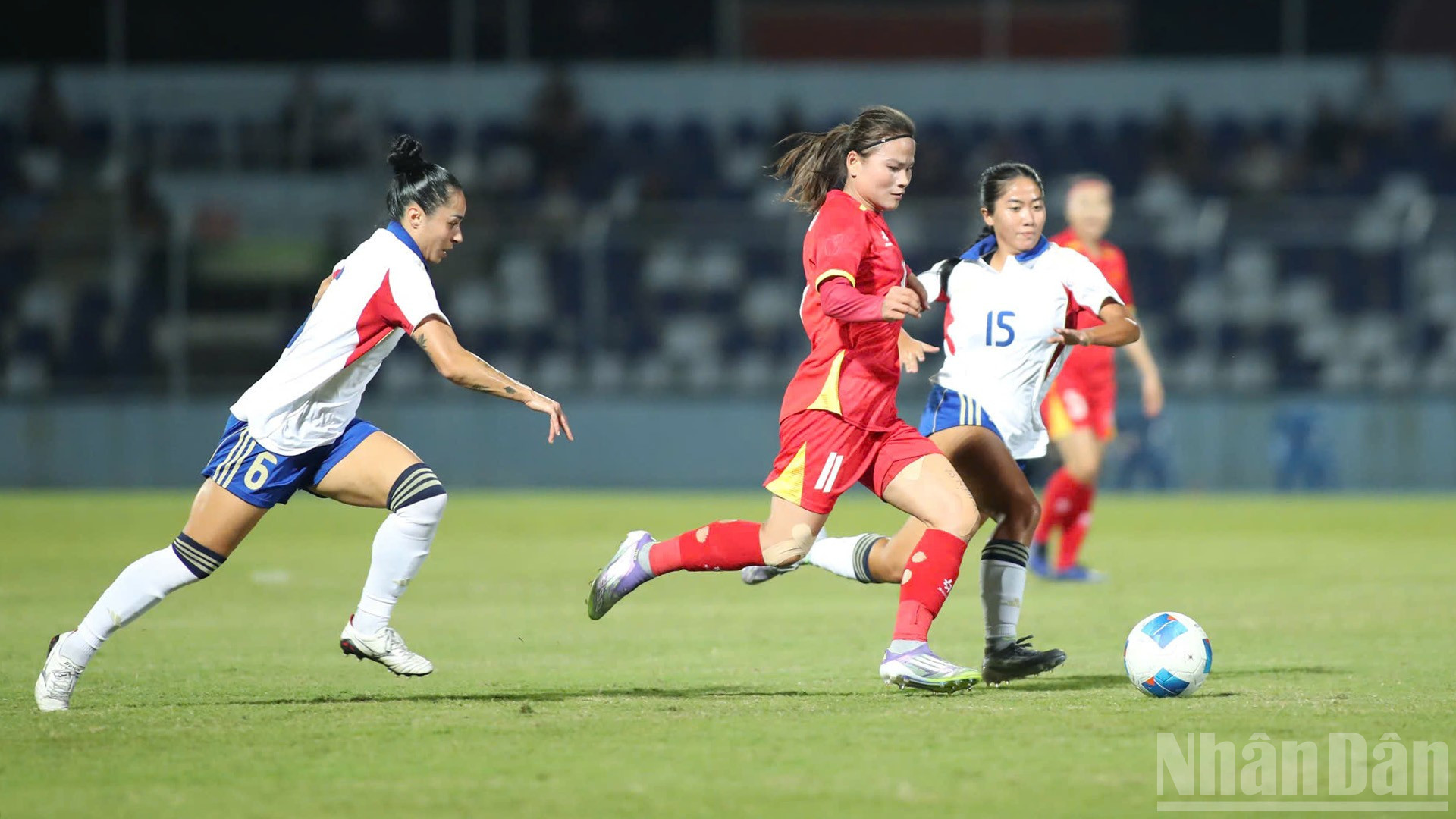 Các cầu thủ nữ Việt Nam thể hiện tinh thần thi đấu không bỏ cuộc, chiến đấu đến những phút cuối cùng.