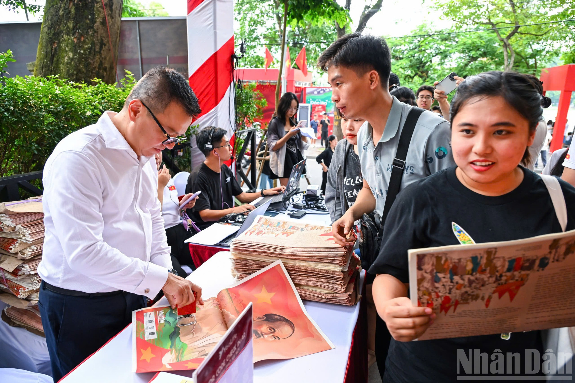 O editor-chefe Le Quoc Minh distribuiu suplementos especiais aos participantes. ndo_br_z6957970293963-bbc5d55c106dc4b5a60c232abd40a645.jpg