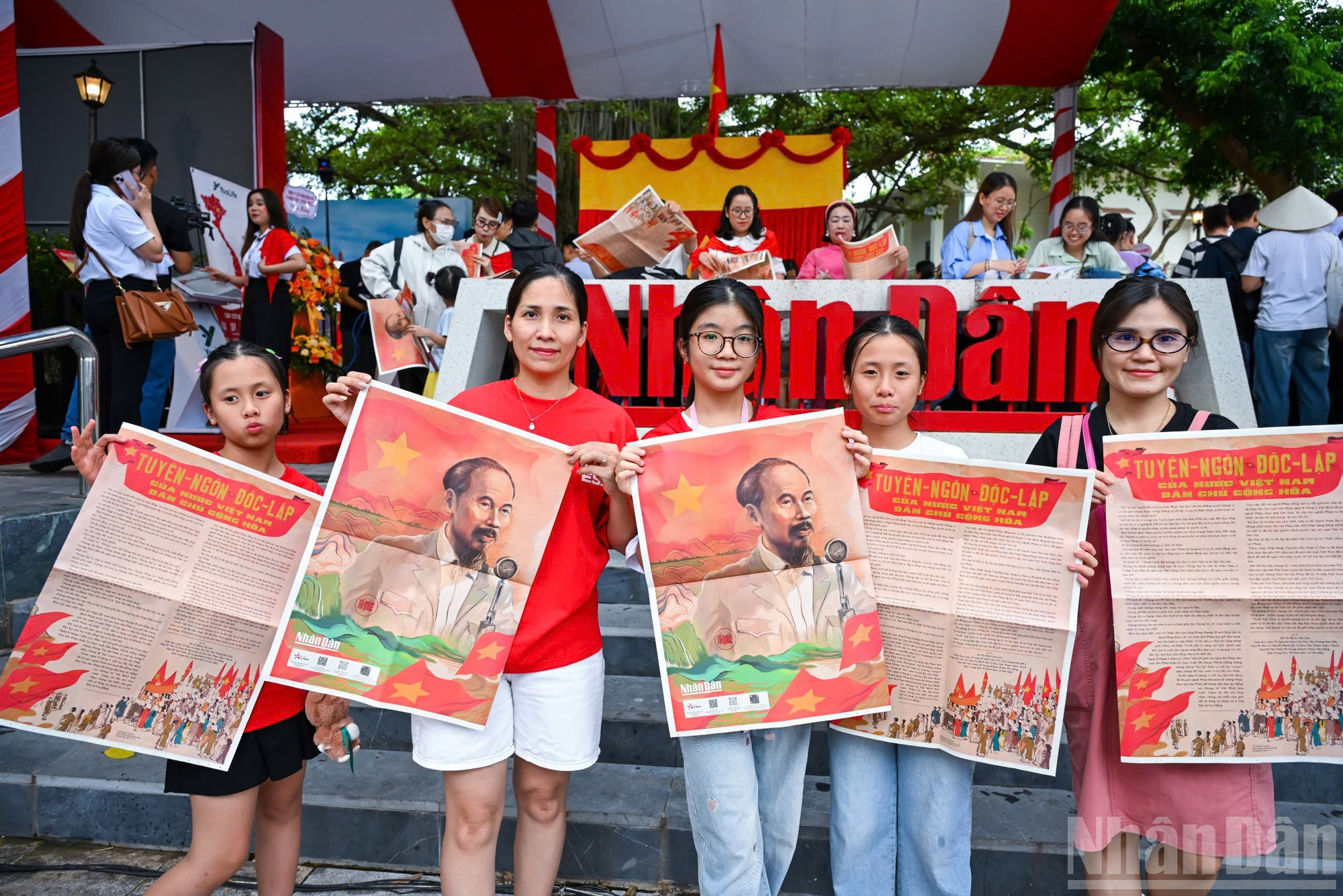 A exposição acontece de 29 de agosto a 3 de setembro na sede do Jornal Nhan Dan, 71 Hang Trong, Hanói, de frente para o Lago Hoan Kiem. ndo_br_z6957970585617-fc7ad4406331db54fd4d4d4065ab6386.jpg