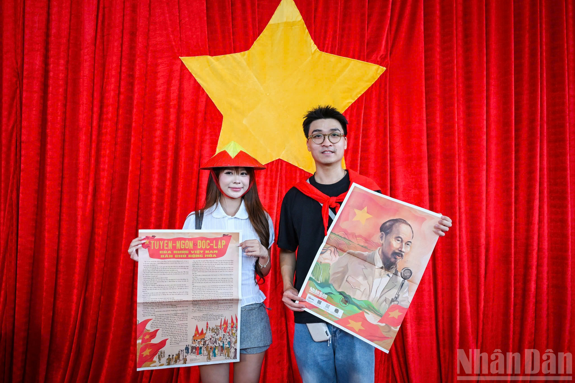 Os jovens ficaram animados em ter o suplemento do Jornal Nhan Dan em mãos, juntando-se ao orgulho comum da nação neste grande feriado. ndo_br_z6957970756359-7da081d1c3a88782f93c46b1867e9092.jpg