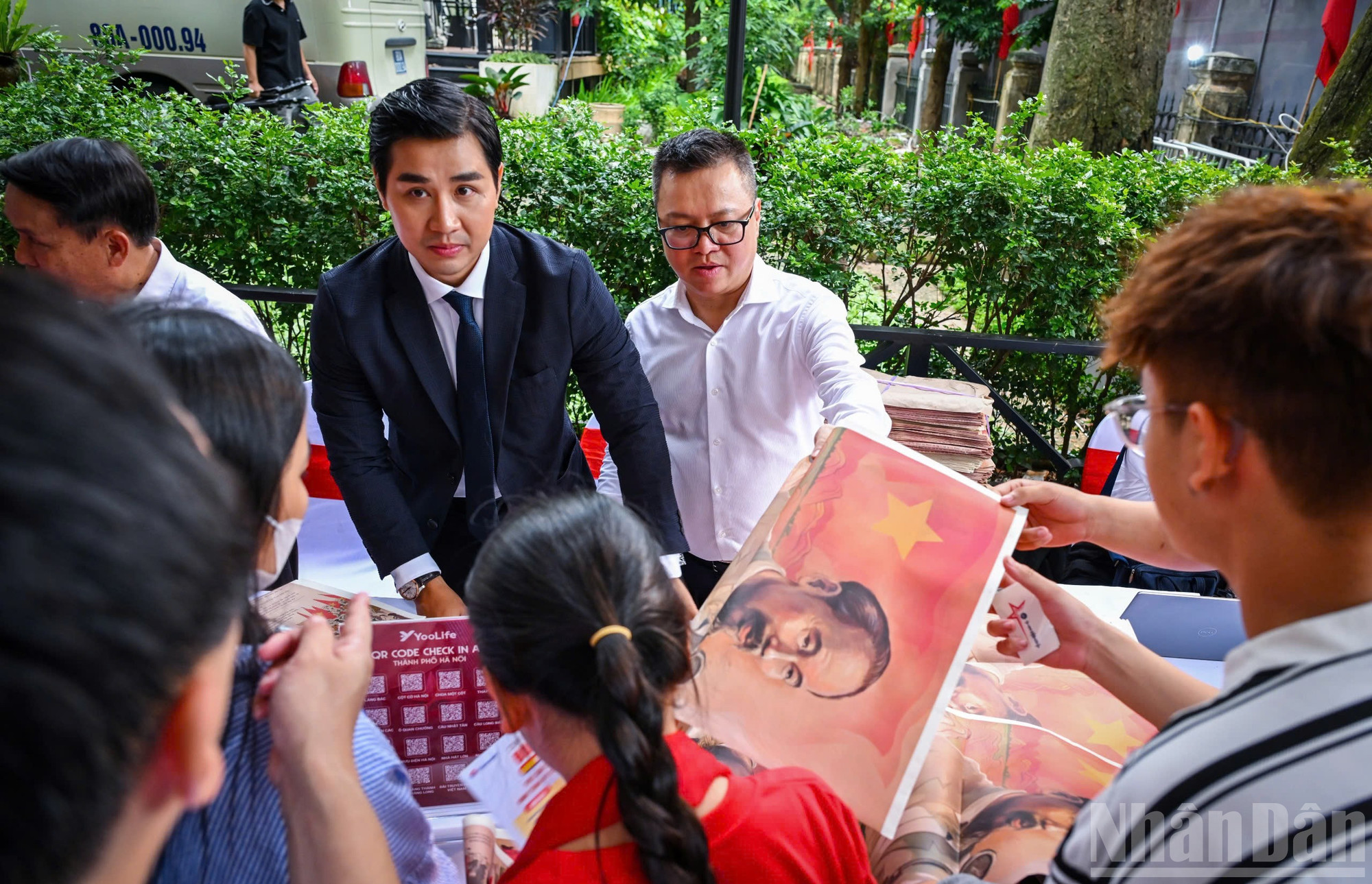 O editor-chefe Le Quoc Minh e o mestre de cerimônias Nguyen Khang distribuíram suplementos especiais aos participantes. ndo_br_z6957970339335-941e32ab801e0f8ae723f6bfd35478fc.jpg