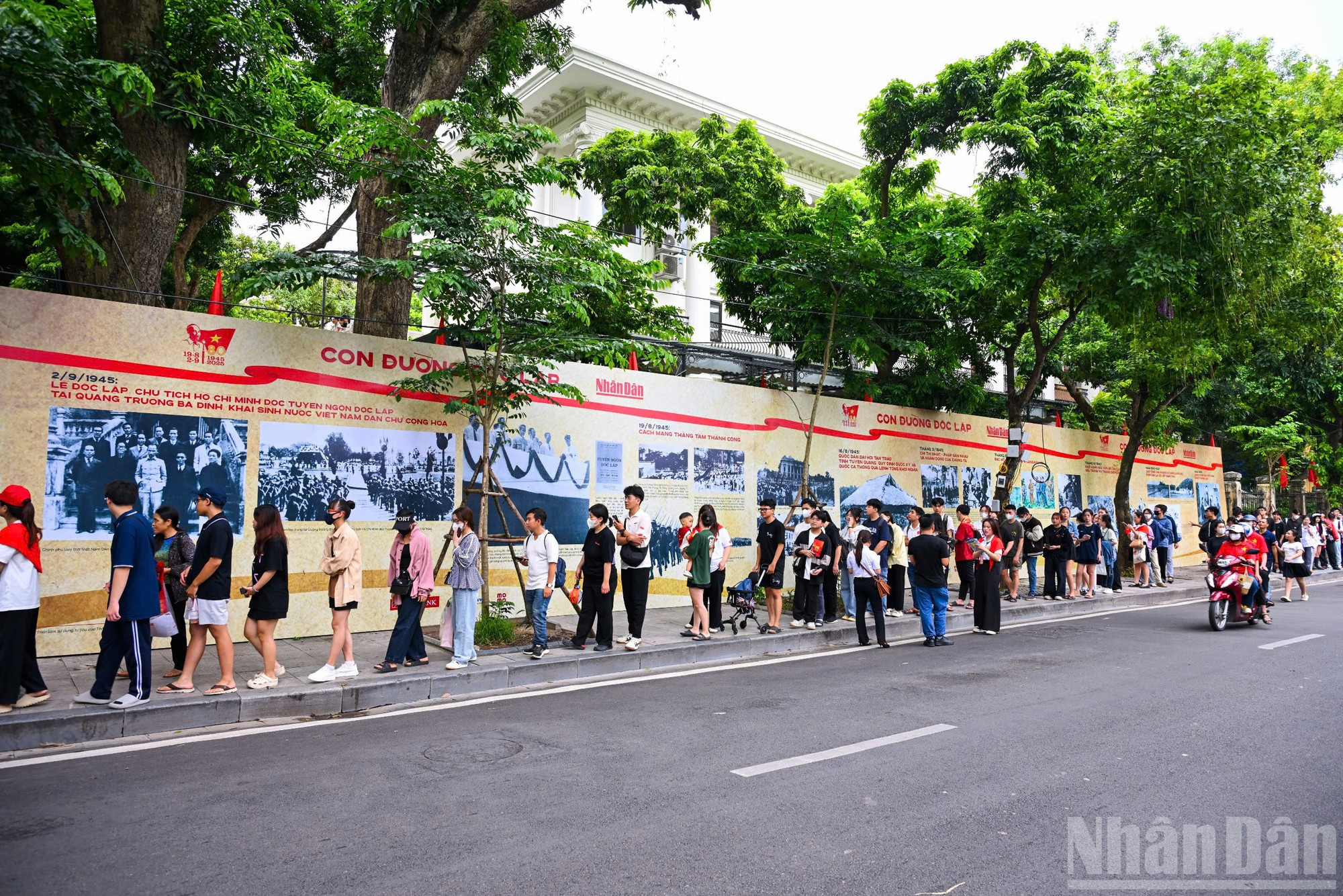 Um grande número de pessoas estava presente na Sede, na Hang Trong, 71, para visitar a exposição e receber um suplemento especial para celebrar o 80º aniversário da Revolução de Agosto e o Dia Nacional, 2 de setembro. ndo_br_z6957970892737-aa45aa8e22a549aab2d7d951feb3fe62.jpg