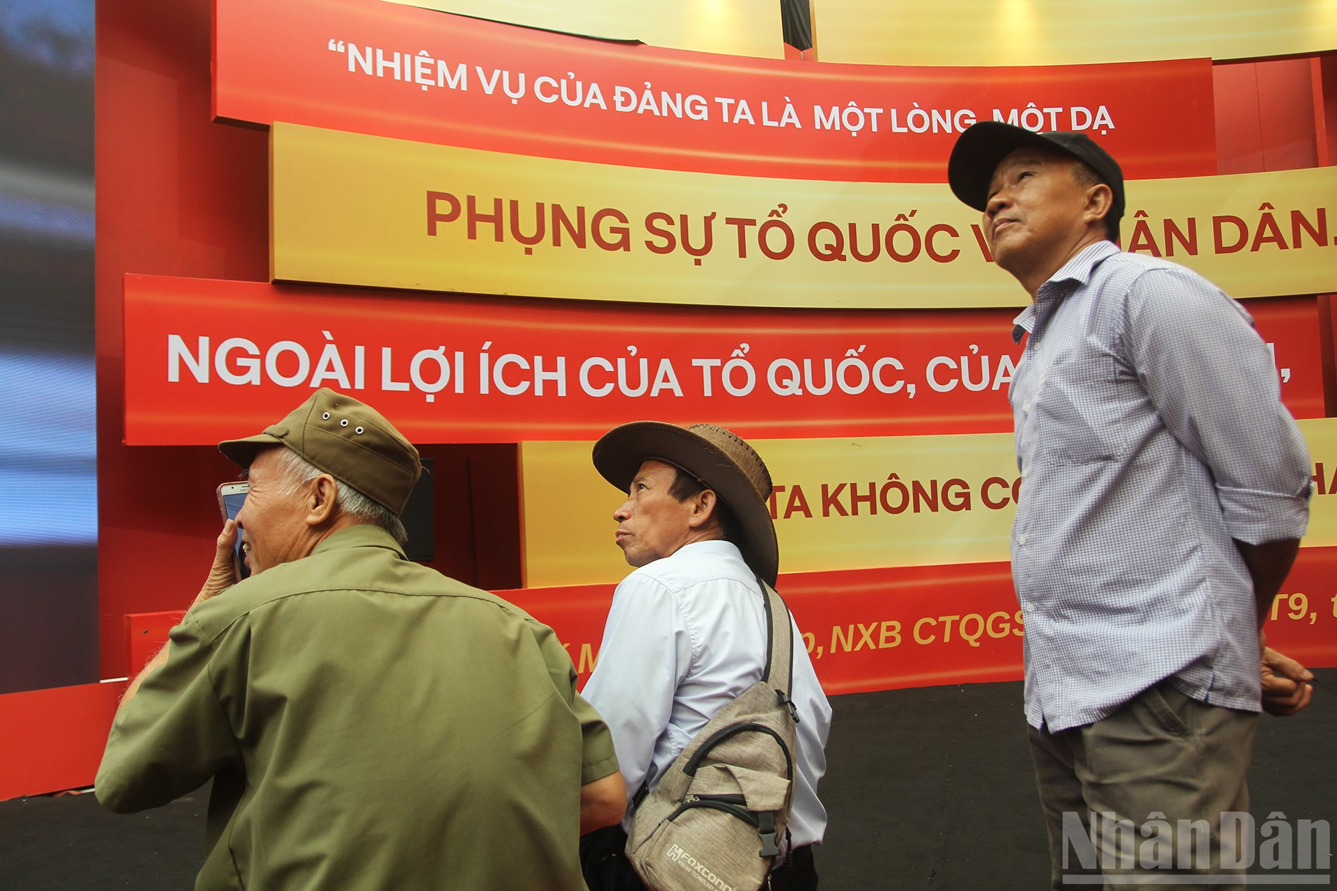Câu nói kinh điển của Chủ tịch Hồ Chí Minh được trình bày nghệ thuật, tôn thêm chiều sâu cho nội dung phân khu. ndo_br_img-0482-copy.jpg