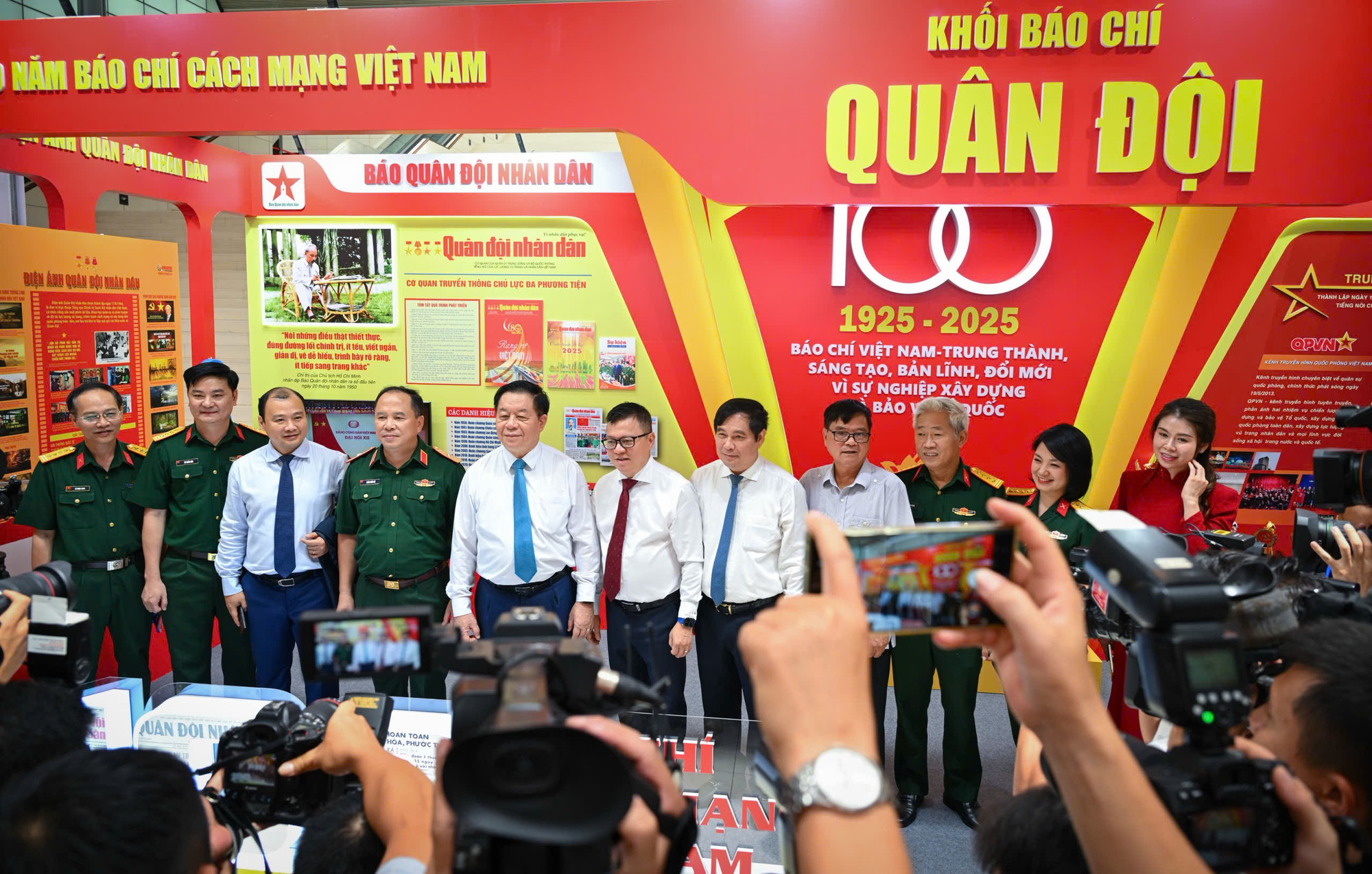 Các đại biểu tham quan gian trưng bày của Báo Quân đội Nhân dân. 4c6813027b73cc2d956228.jpg