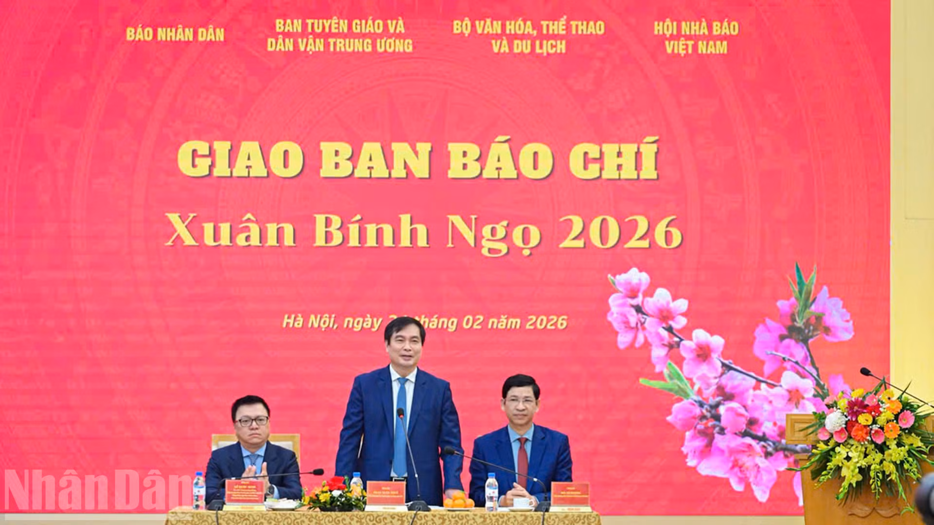 Các đồng chí lãnh đạo chủ trì Hội nghị giao ban báo chí đầu Xuân Bính Ngọ. (Ảnh: BẢO LONG)