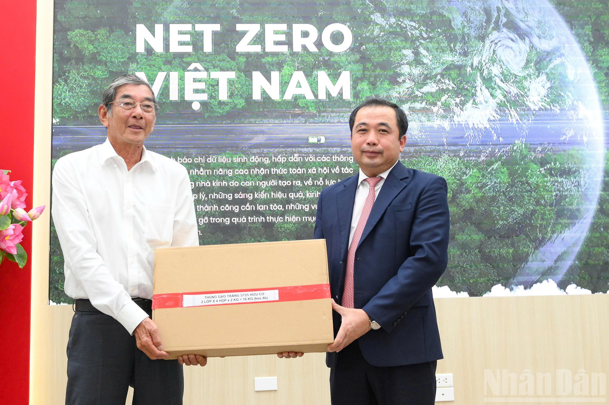 Anh hùng Lao động Hồ Quang Cua trao tặng món quà tới Quyền Bộ trưởng Nông nghiệp và Môi trường Trần Đức Thắng. ndo_br_8cc379e03ae2b7bceef320.jpg