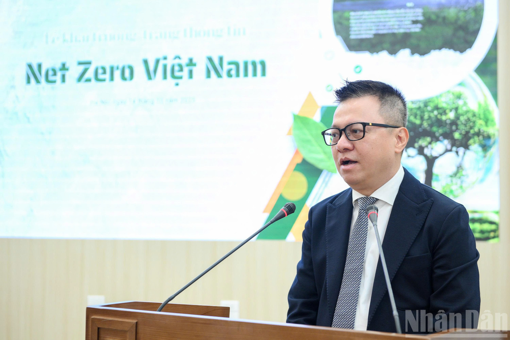 Đồng chí Lê Quốc Minh, Ủy viên Trung ương Đảng, Tổng Biên tập Báo Nhân Dân, Phó Trưởng ban Tuyên giáo và Dân vận trung ương, Chủ tịch Hội Nhà báo Việt Nam phát biểu khai mạc, giới thiệu về trang thông tin "Net Zero Việt Nam". ndo_br_f331d6f894fa19a440eb4.jpg