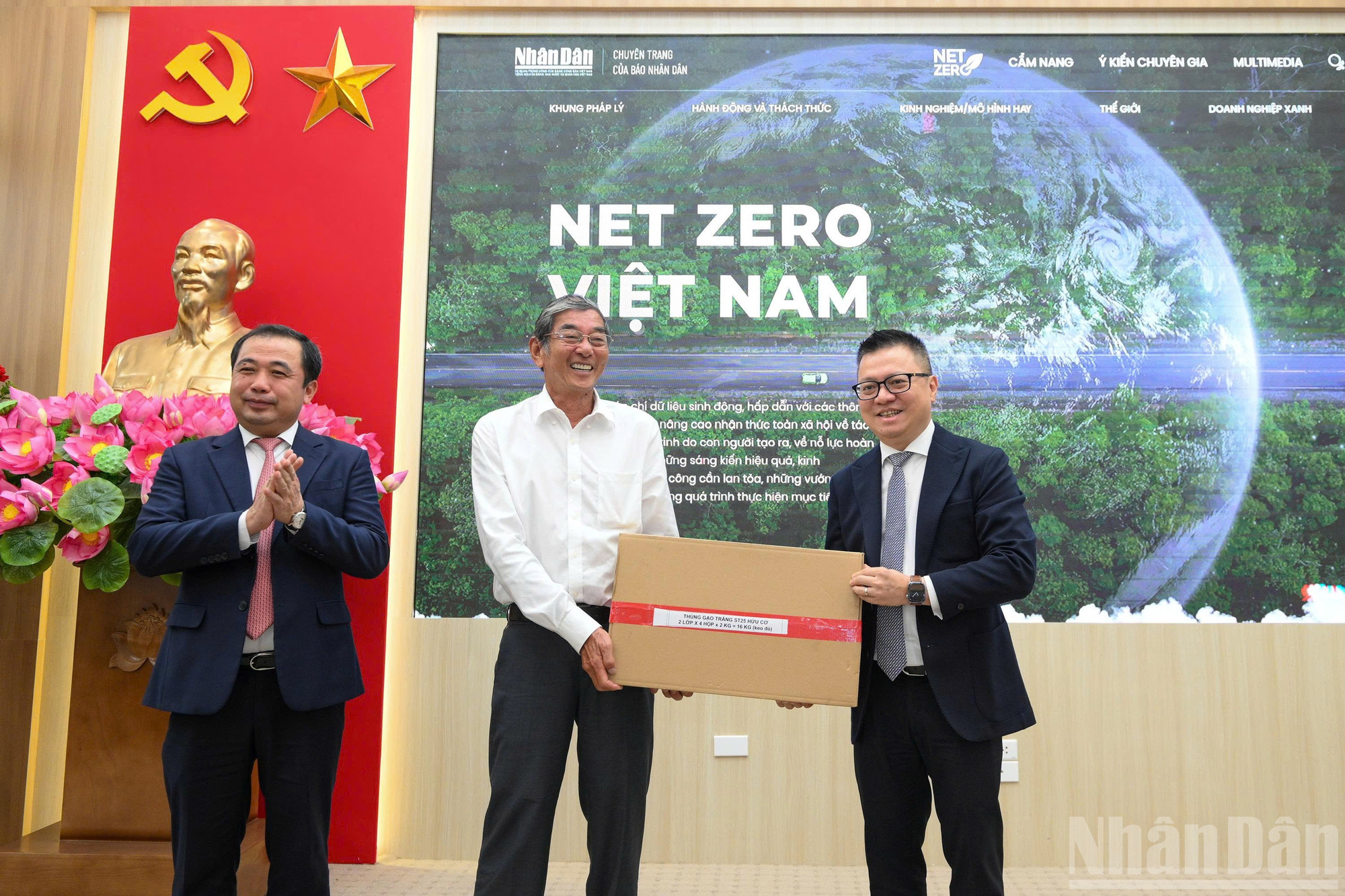 Anh hùng Lao động Hồ Quang Cua trao tặng món quà tới Tổng Biên tập Báo Nhân Dân Lê Quốc Minh. ndo_br_a743ea95a99724c97d8619.jpg