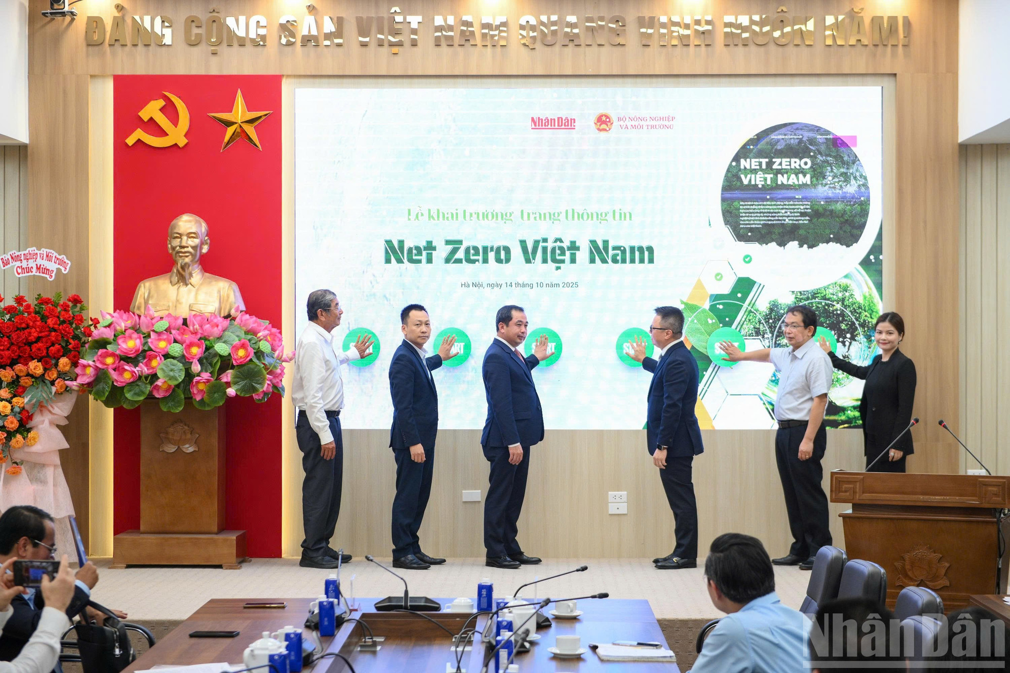Các đại biểu thực hiện nghi lễ nhấn nút khai trương Trang thông tin "Net Zero Việt Nam". ndo_br_50d83f577c55f10ba84414.jpg