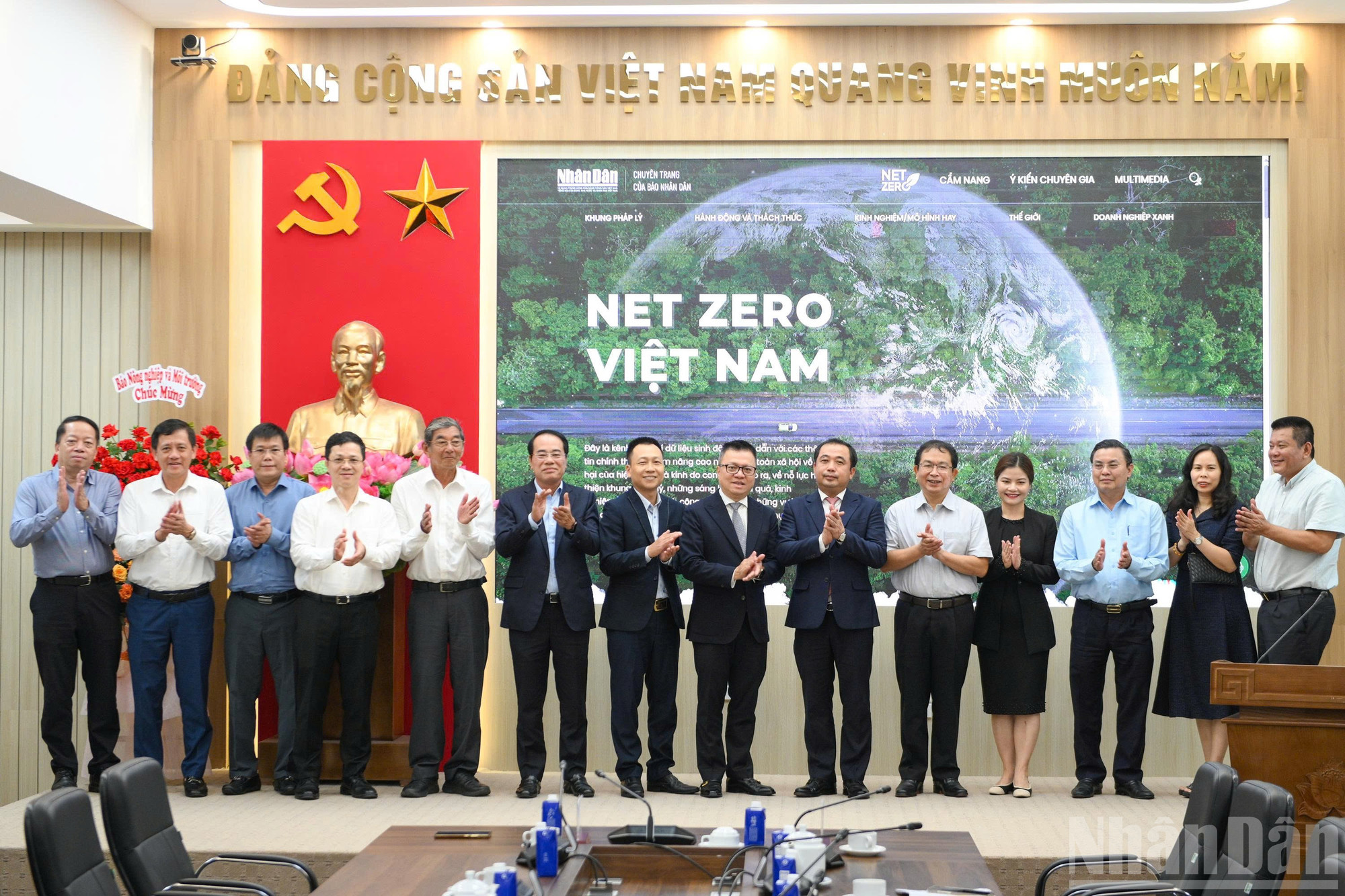 Các đại biểu chụp ảnh lưu niệm tại buổi lễ. ndo_br_f335f9f2baf037ae6ee118.jpg