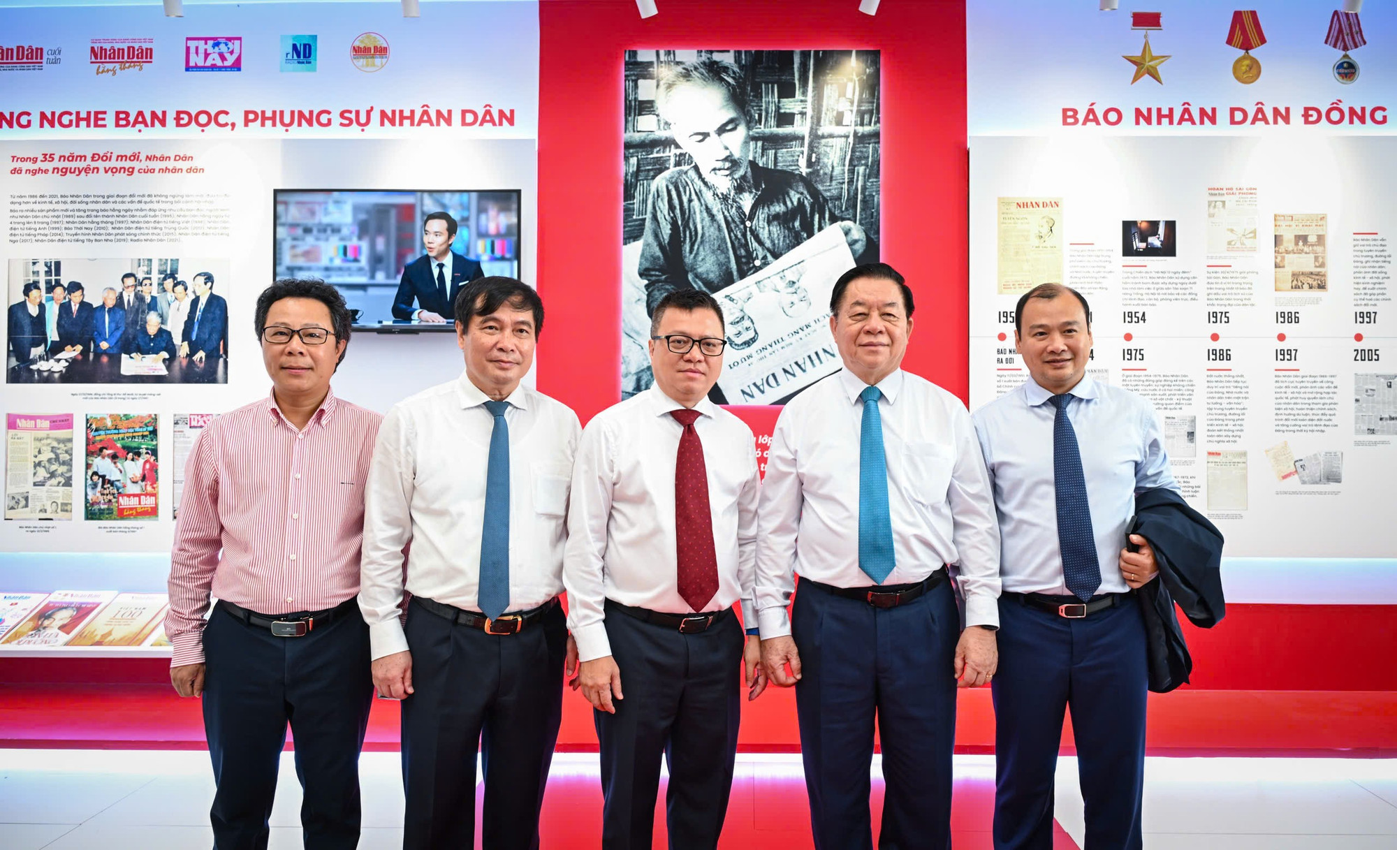 Các đại biểu tham quan gian trưng bày của Báo Nhân Dân. 5963dc59b42803765a3934.jpg