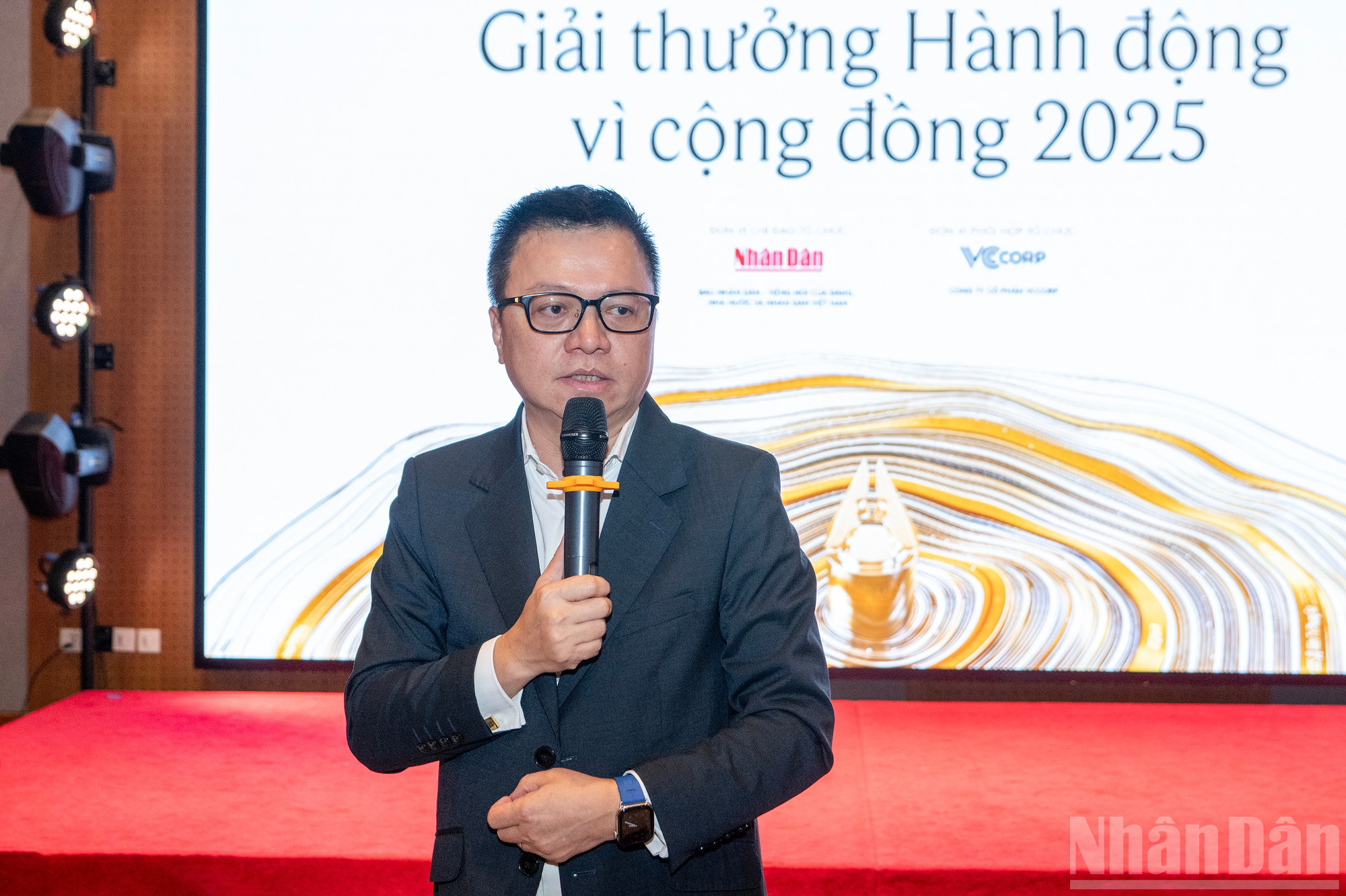Đồng chí Lê Quốc Minh - Tổng Biên tập Báo Nhân Dân trả lời các câu hỏi từ phóng viên báo chí. ndo_br_chi-2895-1-sao-chep.jpg