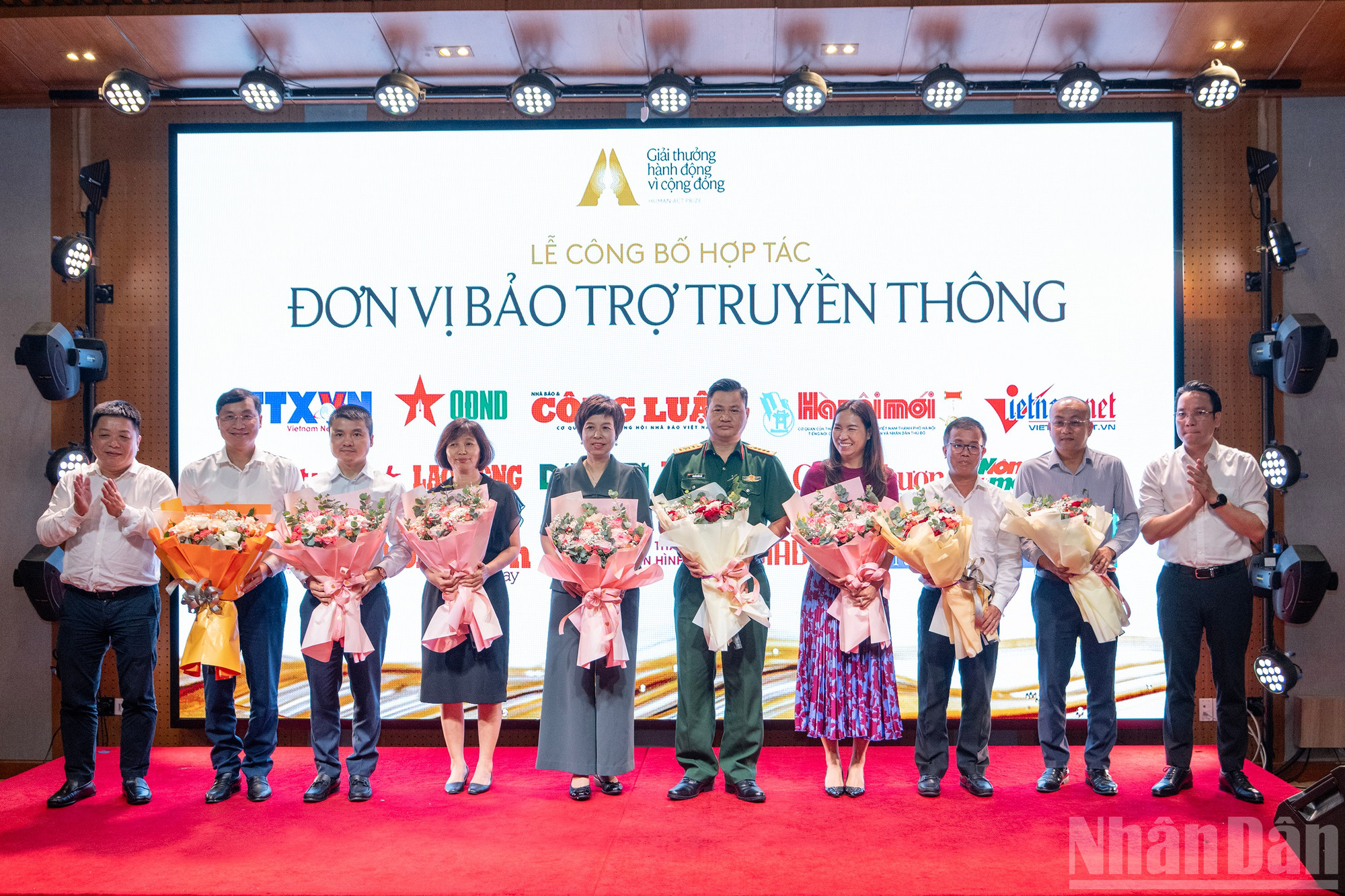 Đại diện Ban Tổ chức trao tặng hoa cho các đơn vị báo chí và truyền thông. ndo_br_chi-2838-sao-chep.jpg