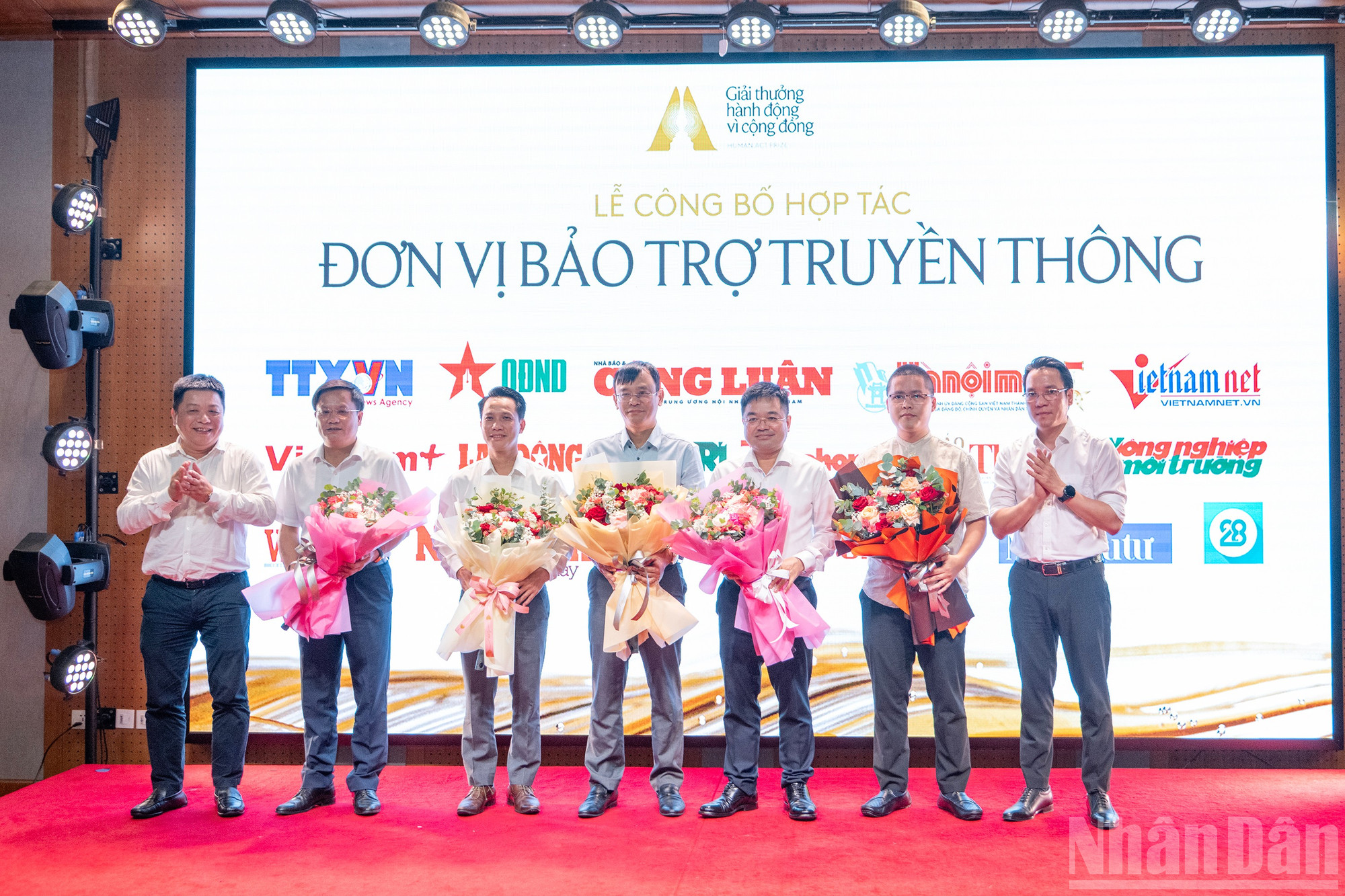 Đại diện Ban Tổ chức trao tặng hoa cho các đơn vị báo chí và truyền thông. ndo_br_chi-2865-sao-chep.jpg