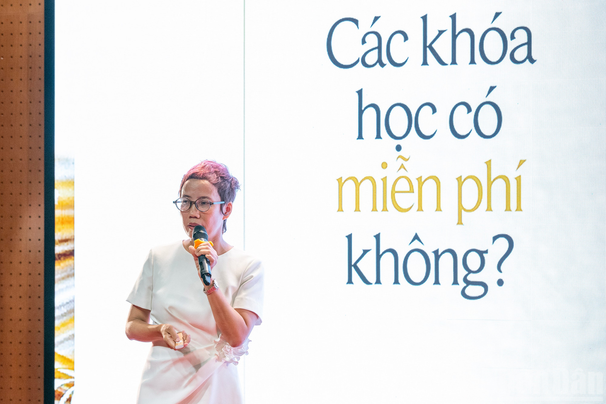Bà Trần Mai Anh - Nhà báo, tác giả sách, nhà hoạt động xã hội có tầm ảnh hưởng lớn tại Việt Nam chia sẻ về các chương trình kết nối-đào tạo của mùa giải 2025. ndo_br_chi-2636-sao-chep.jpg