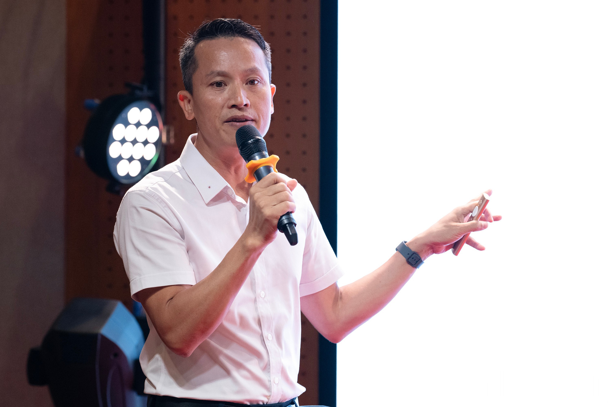 Ông Bùi Ngọc Hải - Giám đốc dự án Giải thưởng Hành động vì cộng đồng giới thiệu về kế hoạch năm 2025 với chủ đề "Kiên trì phụng sự". ndo_br_chi-2481-sao-chep.jpg