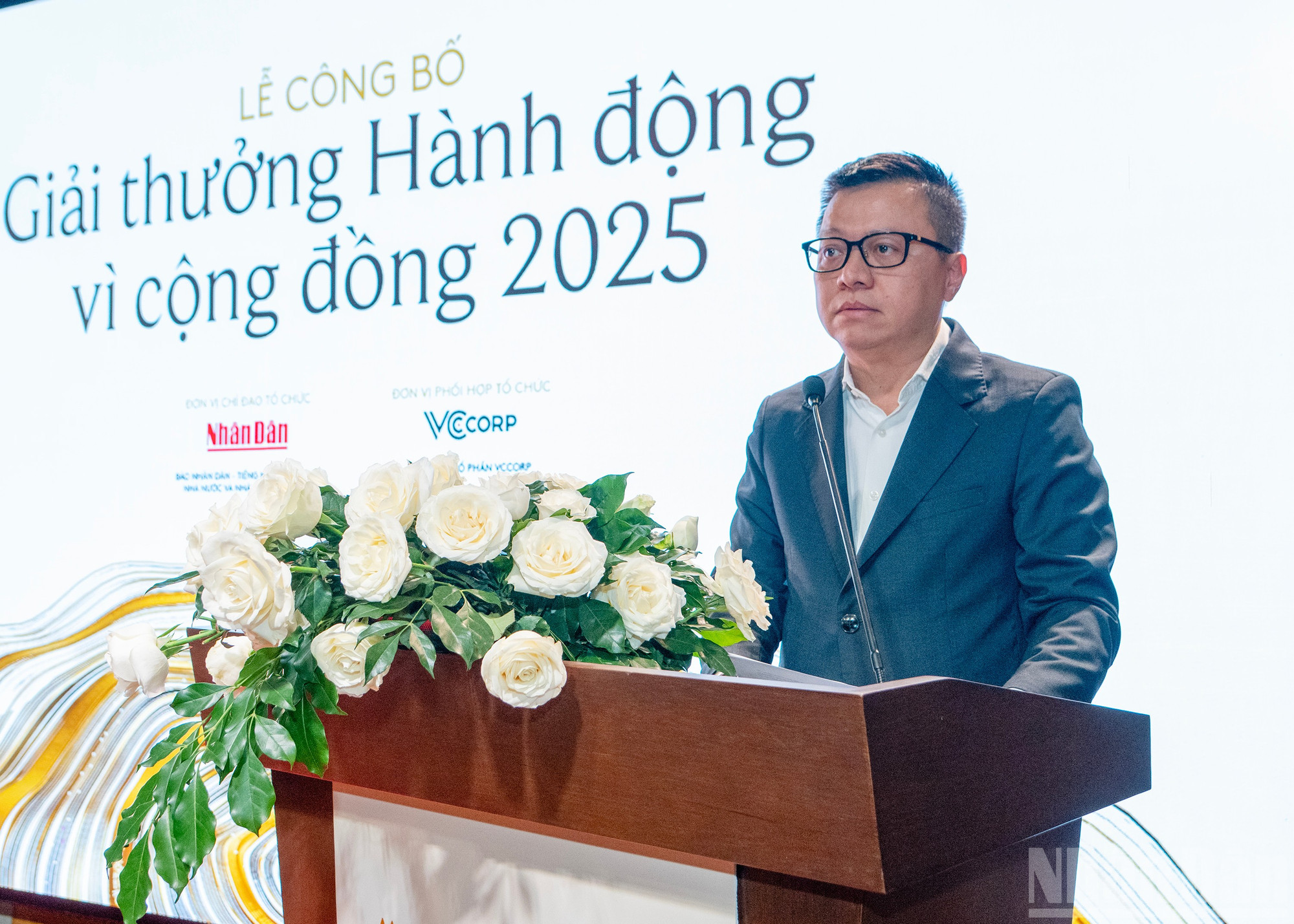 Đồng chí Lê Quốc Minh, Ủy viên Trung ương Đảng, Tổng Biên tập Báo Nhân Dân, Phó Trưởng Ban Tuyên giáo và Dân vận Trung ương, Chủ tịch Hội Nhà báo Việt Nam phát biểu khai mạc chương trình. Đồng chí giới thiệu về Giải thưởng Hành động vì cộng đồng, điểm lại hành trình năm 2024 với chủ đề "Cộng đồng kiến tạo", mở ra tầm nhìn chiến lược chung của Giải thưởng trong năm 2025 và tương lai. ndo_br_3.jpg