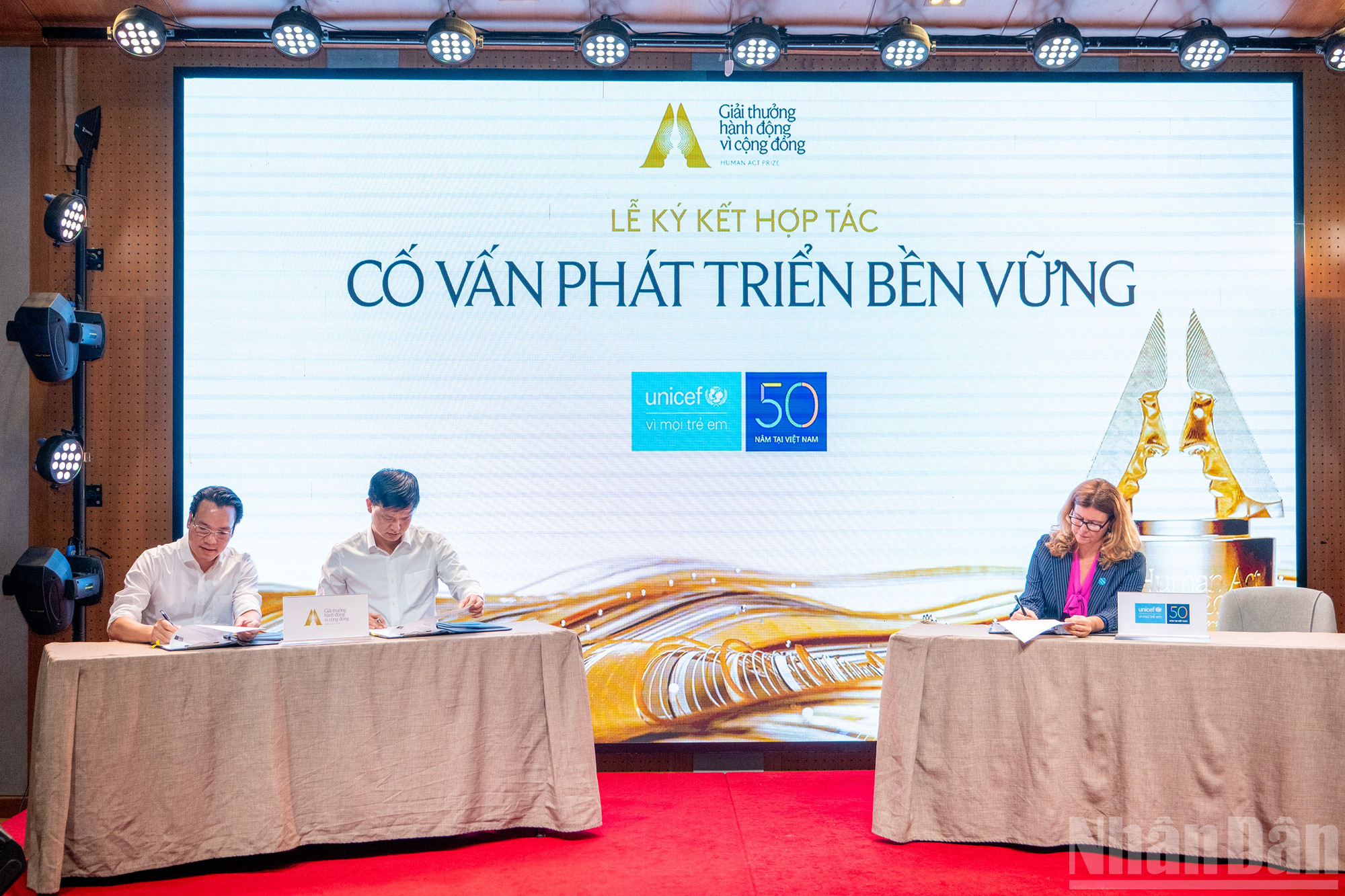 Đại diện Ban Tổ chức và đại diện UNICEF ký kết biên bản ghi nhớ hợp tác. ndo_br_chi-2648-sao-chep.jpg