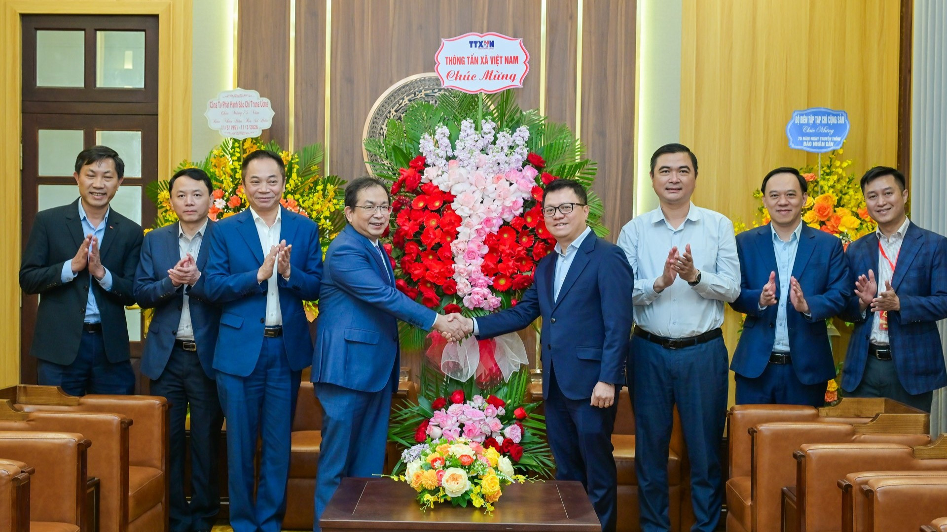 Đồng chí Lê Quốc Minh, Tổng Biên tập Báo Nhân Dân tiếp Đoàn Thông tấn xã Việt Nam. (Ảnh: BẢO LONG)