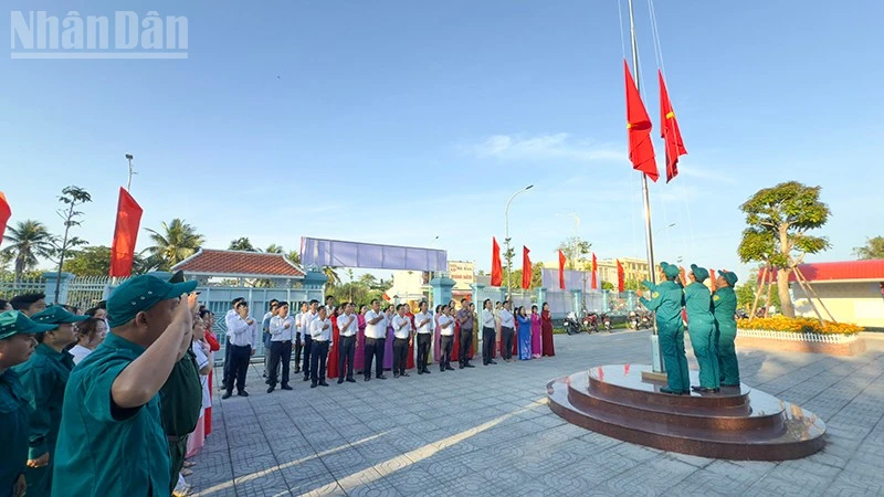 Vĩnh Long tái khởi động nghi thức chào cờ đầu tuần, nhấn mạnh hát Quốc ca to rõ