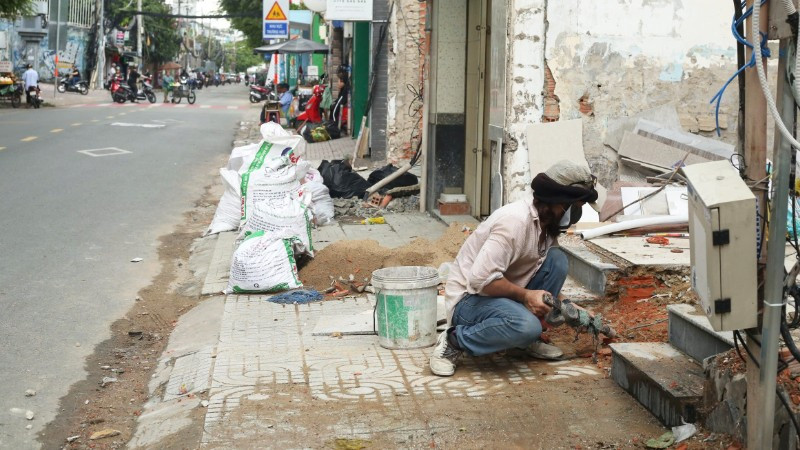 Người dân phường Vĩnh Hội bàn giao mặt bằng, sửa sang nhà ở chuẩn bị thi công Dự án cầu đường Nguyễn Khoái. (Ảnh: THẾ ANH)