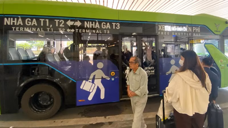 Dịp cuối năm, hành khách di chuyển bằng xe buýt khu vực sân bay Tân Sơn Nhất rất đông đúc. (Ảnh: QUÝ HIỀN)