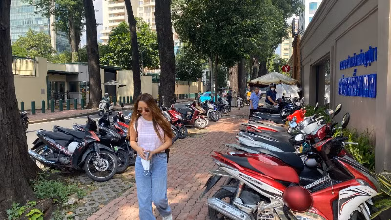 Vỉa hè trên tuyến đường Nguyễn Bỉnh Khiêm, phường Bến Thành kẻ vạch trên vỉa hè để bảo đảm lối đi cho người đi bộ. (Ảnh: QUÝ HIỀN)