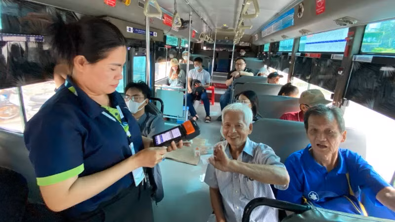 Người cao tuổi không phải mua vé khi đi xe buýt. (Ảnh: QUÝ HIỀN)
