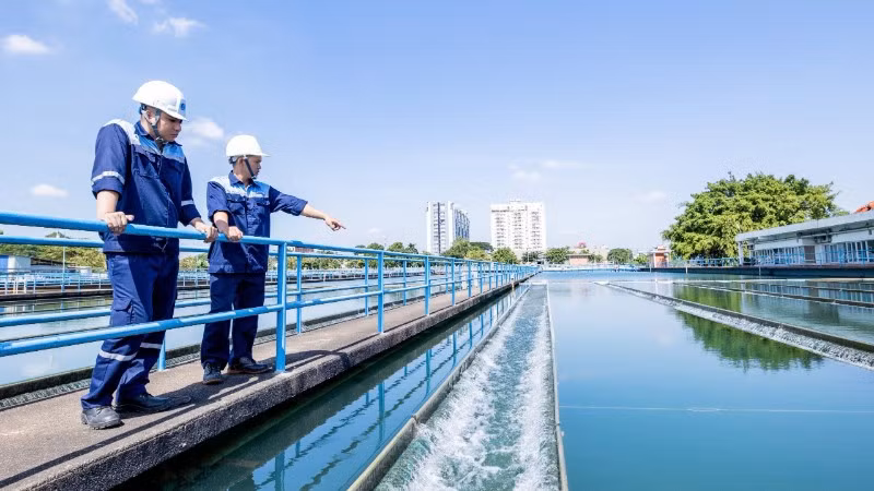 Kiểm tra chất lượng nguồn nước thô tại Nhà máy nước Thủ Đức. (Ảnh: QUÝ HIỀN)