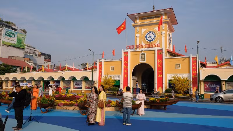 Chợ Bến Thành sau chỉnh trang là nơi thu hút người dân, khách du lịch chụp ảnh, tham quan dịp Tết Nguyên đán Bính Ngọ. (Ảnh: THẾ ANH)