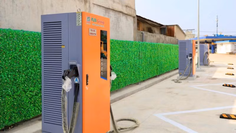 Một trạm sạc điện xe buýt do doanh nghiệp vận tải đầu tư. (Ảnh: VÕ LÊ)