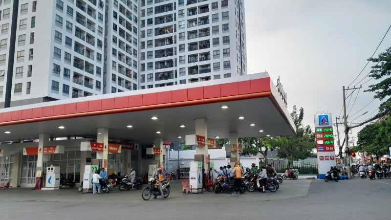 Hầu hết các cây xăng trên địa bàn Thành phố Hồ Chí Minh đã niêm yết giá xăng A95 trong chiều ngày 23/3 là 31.000 đồng/lít (ảnh: THẾ ANH)