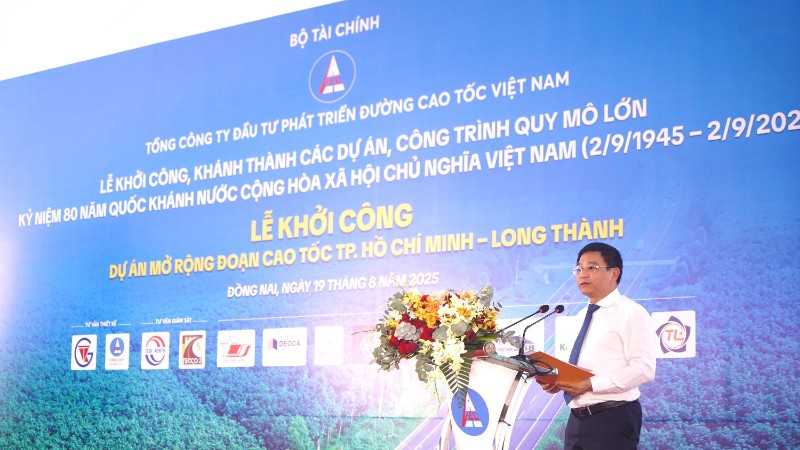 Bộ trưởng Bộ Tài chính Nguyễn Văn Thắng phát biểu tại Lễ khởi công Dự án mở rộng mở rộng đoạn cao tốc Thành phố Hồ Chí Minh-Long Thành. (Ảnh: THẾ ANH)