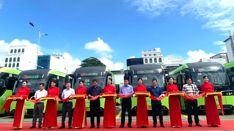 VinBus công bố chuyển đổi toàn bộ 169 xe buýt thuộc 9 tuyến gồm 32, 38, 45, 53, 64, 93, 127, 140, 148 tại Thành phố Hồ Chí Minh sang điện, sáng 27/2. (Ảnh: QUÝ HIỀN)