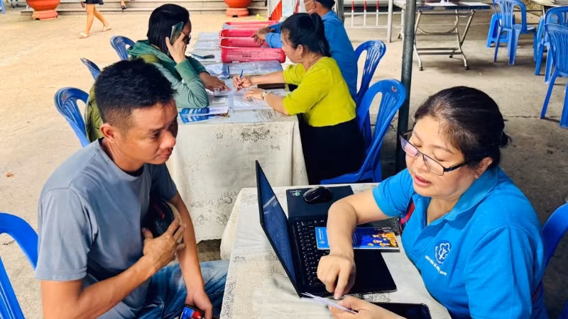 Tuyên truyền chính sách bảo hiểm xã hội, bảo hiểm y tế đối với người lao động làm việc tại các Khu công nghiệp. (Ảnh: QUÝ HIỀN)